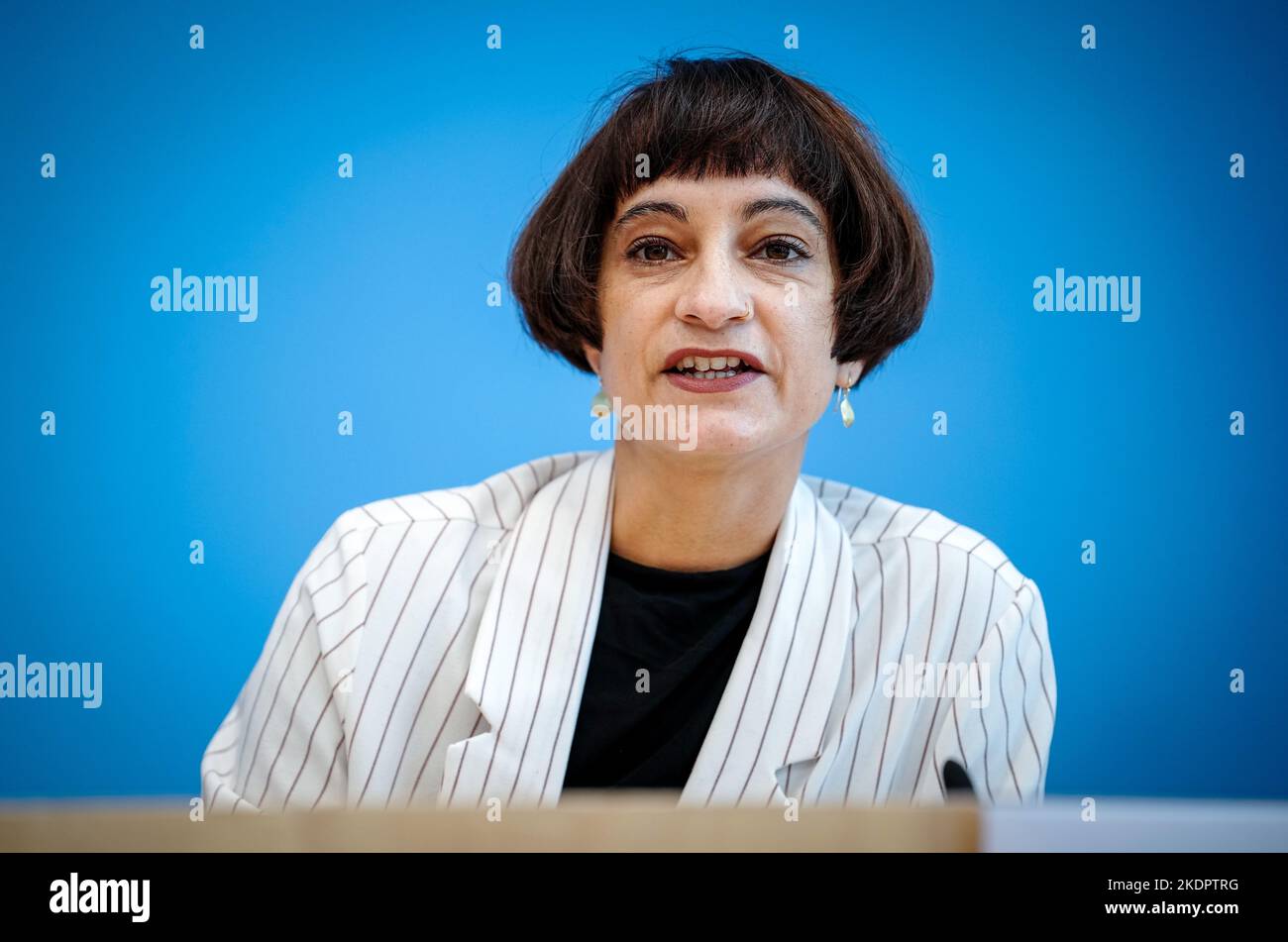 Berlino, Germania. 08th Nov 2022. Tahera Ameer, presidente della Fondazione Amadeu Antonio, parla alla Conferenza stampa federale sul tema "fermare l'antisemitismo". Azione comune necessaria alla politica e alla società civile". Credit: Kay Nietfeld/dpa/Alamy Live News Foto Stock