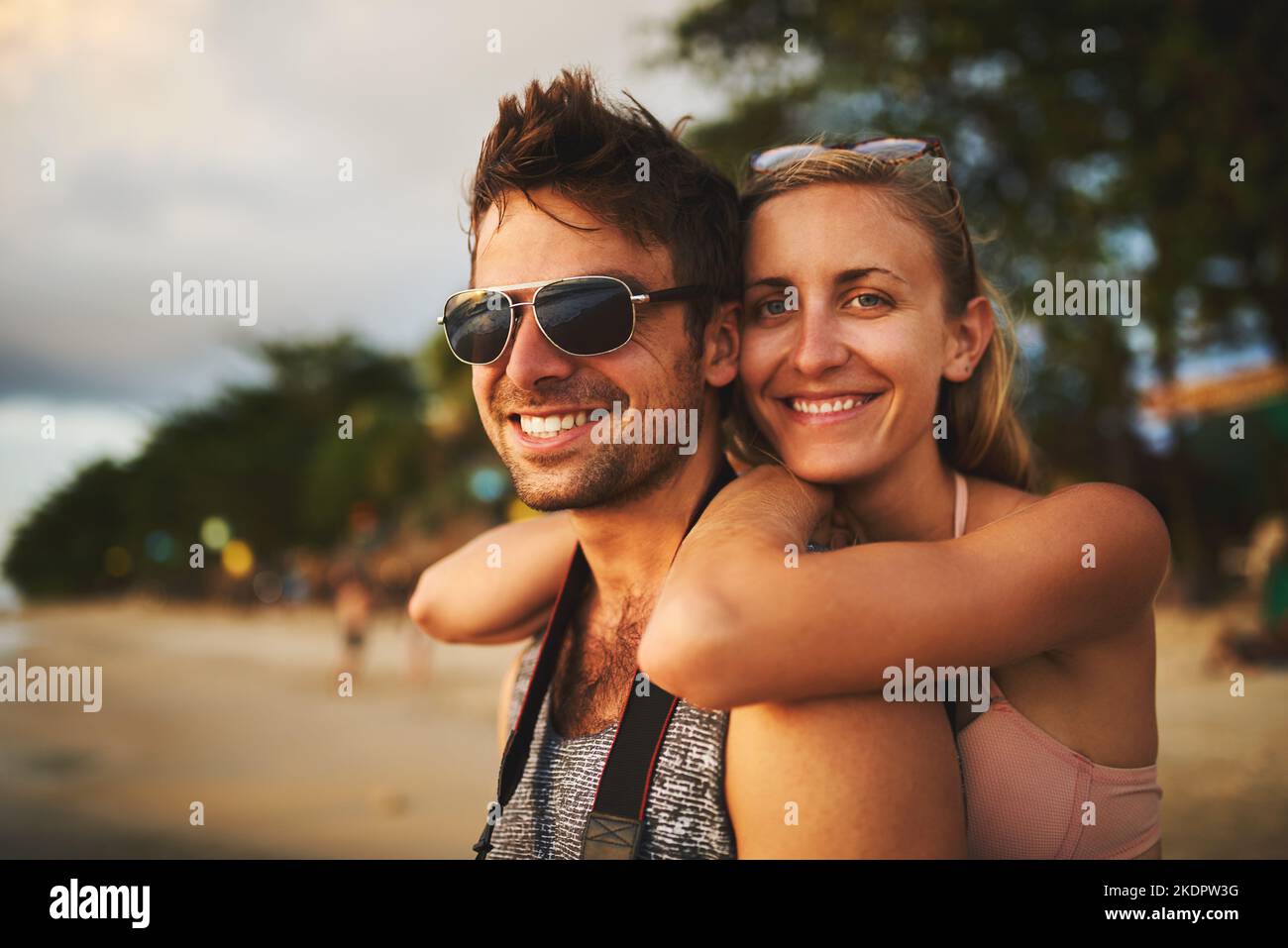 Questa vacanza è proprio ciò di cui avevamo bisogno: Una giovane coppia che trascorre la giornata in spiaggia. Foto Stock