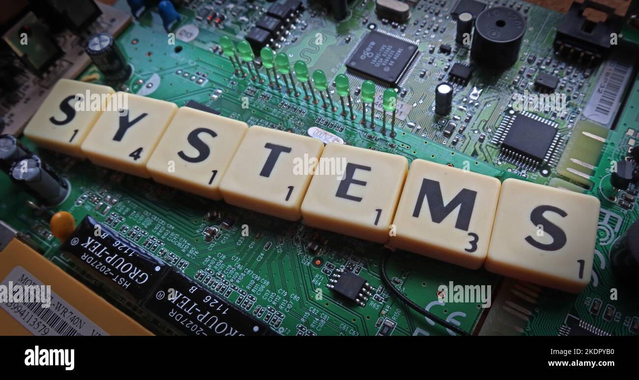 Sistemi - lettere/parole scrabble su un PCB elettronico Foto Stock