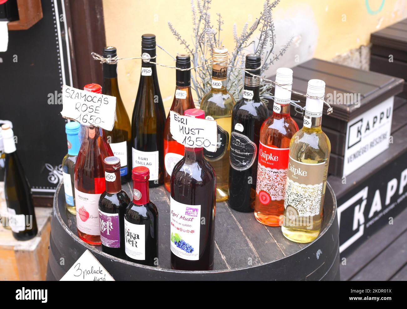 Esposizione di vini in vendita al di fuori di un venditore di vino tradizionale, Eger, Ungheria Foto Stock