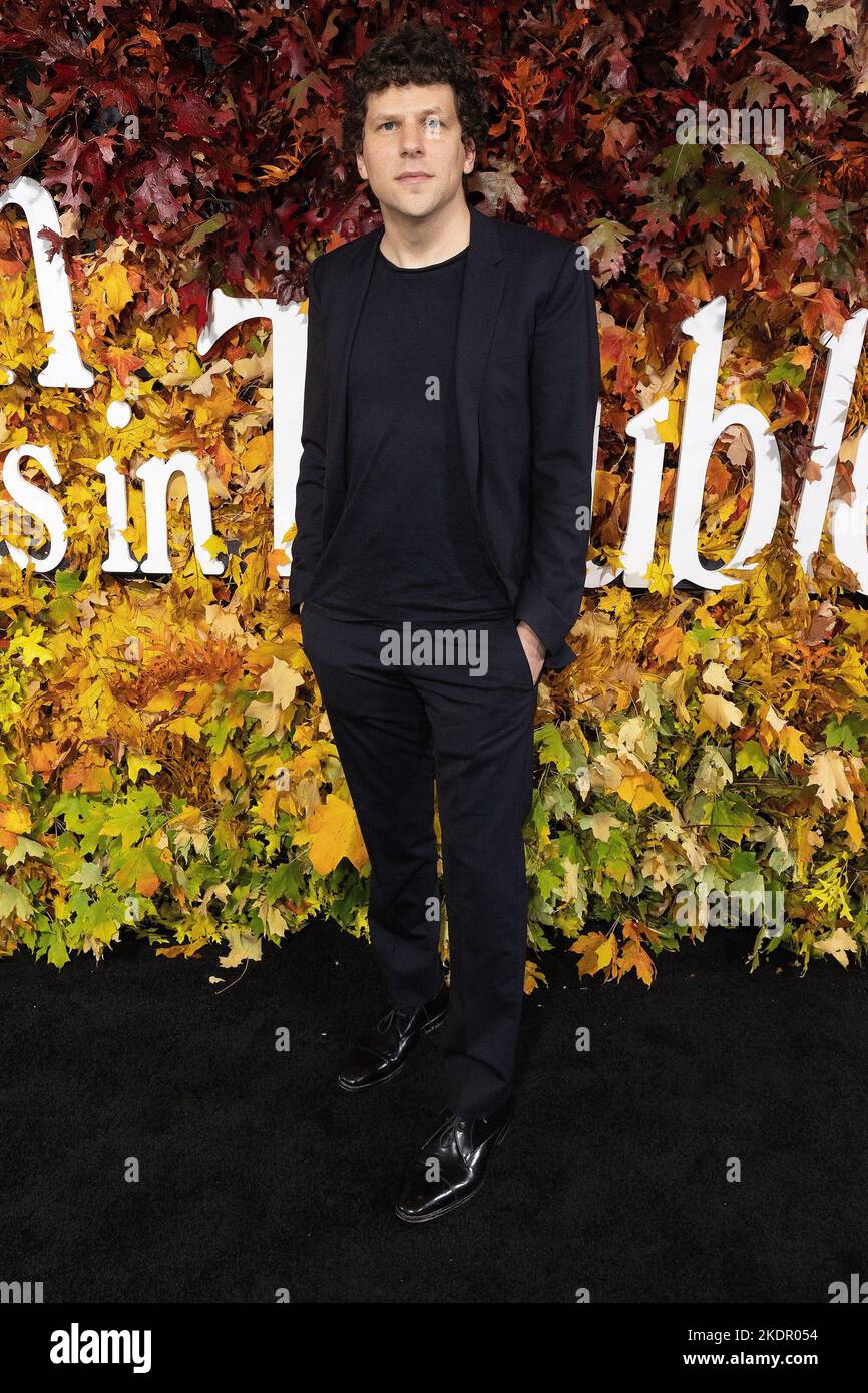New York, NY, Stati Uniti. 7th Nov 2022. Jesse Eisenberg agli arrivi per FLEISHMAN È IN DIFFICOLTÀ Premiere, Carnegie Hall, New York, NY 7 novembre 2022. Credit: Manoli Figetakis/Everett Collection/Alamy Live News Foto Stock