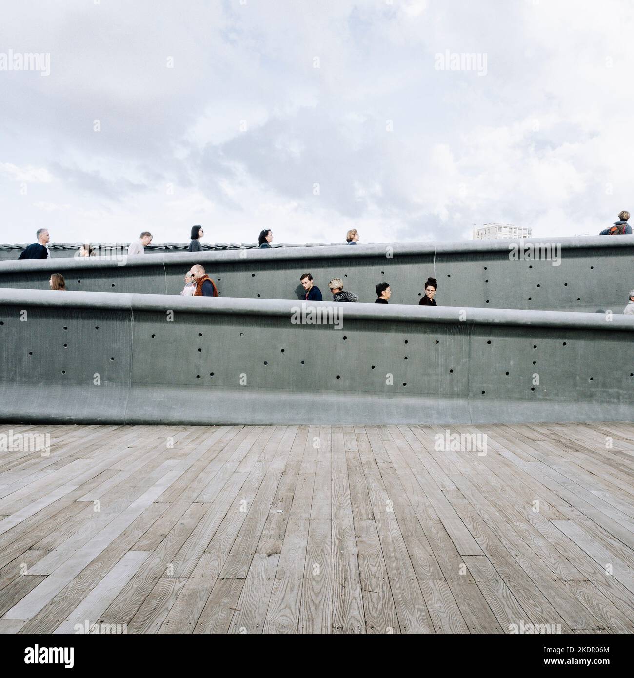 Marsiglia, Francia. Novembre 3, 2018. Alcuni turisti visitano il MUCEM vicino all'antico porto della città Foto Stock