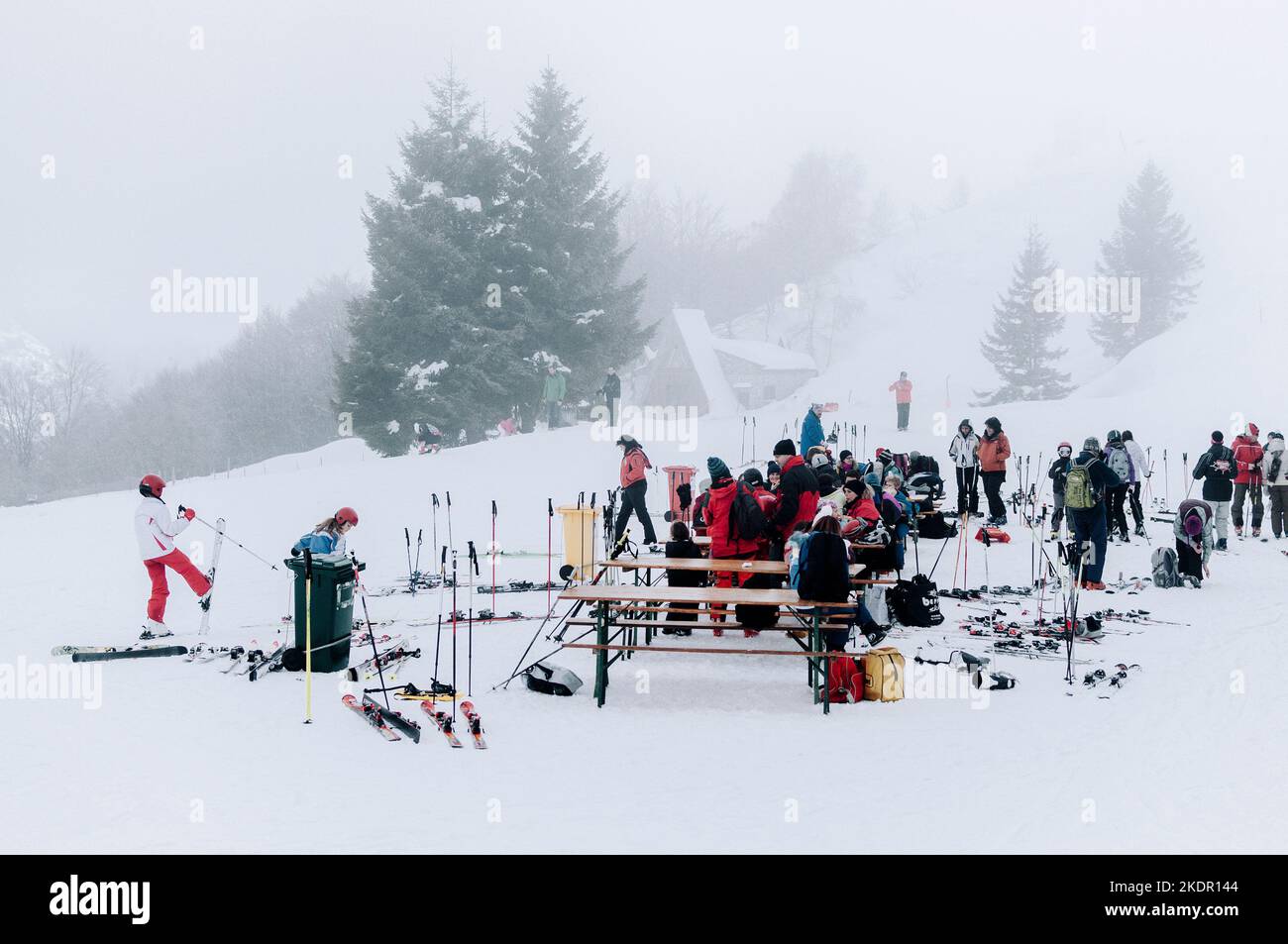 Lurisia (Piemonte), Italia. Gennaio 3, 2014. Alcuni sciatori aspettano di prendere lo skilift in una giornata di bizzarro Foto Stock