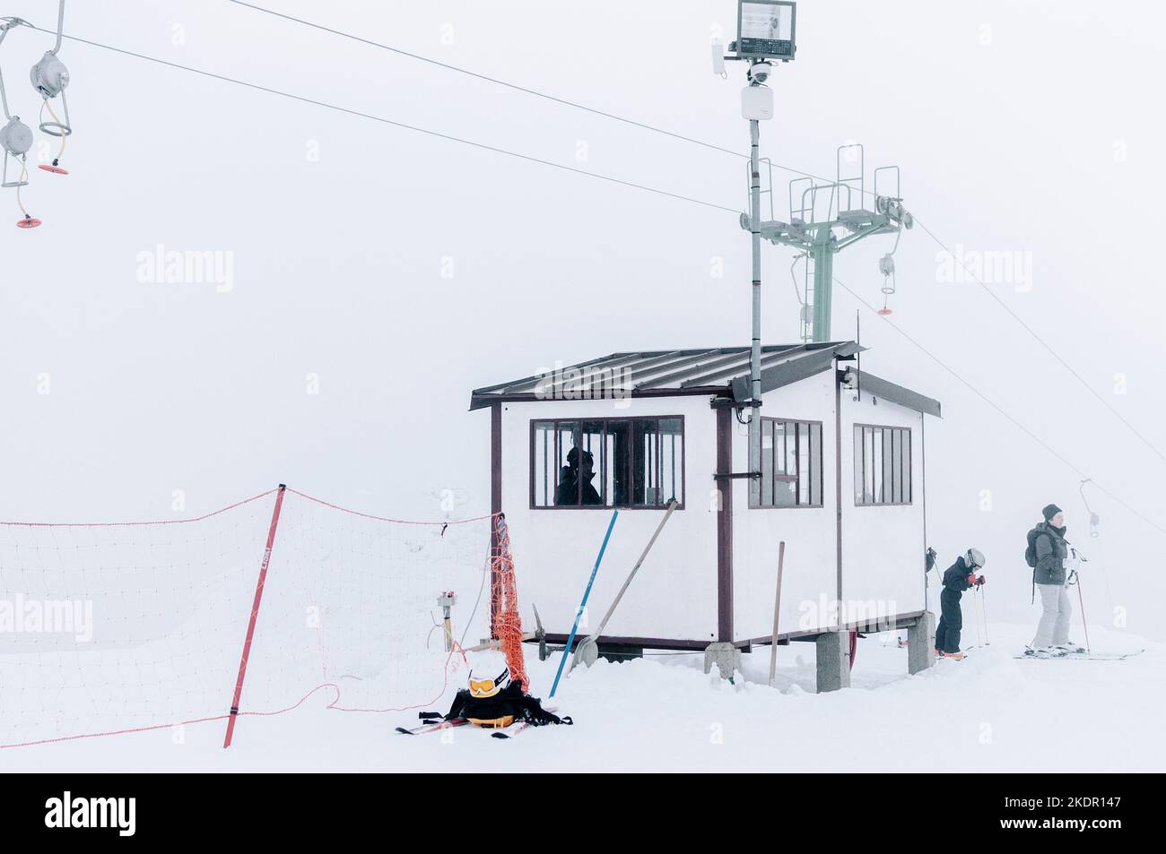 Lurisia (Piemonte), Italia. Gennaio 3, 2014. Alcuni sciatori aspettano di prendere lo skilift in una giornata di bizzarro Foto Stock