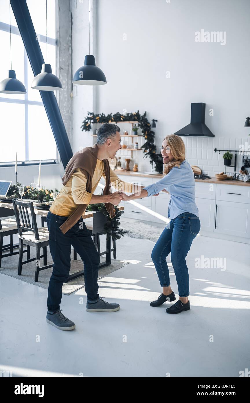 Una coppia allegra che trascorre il tempo insieme e che si diverte Foto Stock