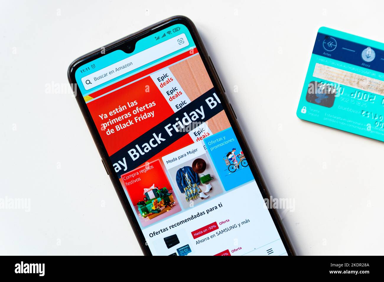 Barcellona, Spagna - 07 novembre 2022: In questa foto l'app Amazon con un annuncio del Black Friday è visibile sul display di uno smartphon Foto Stock