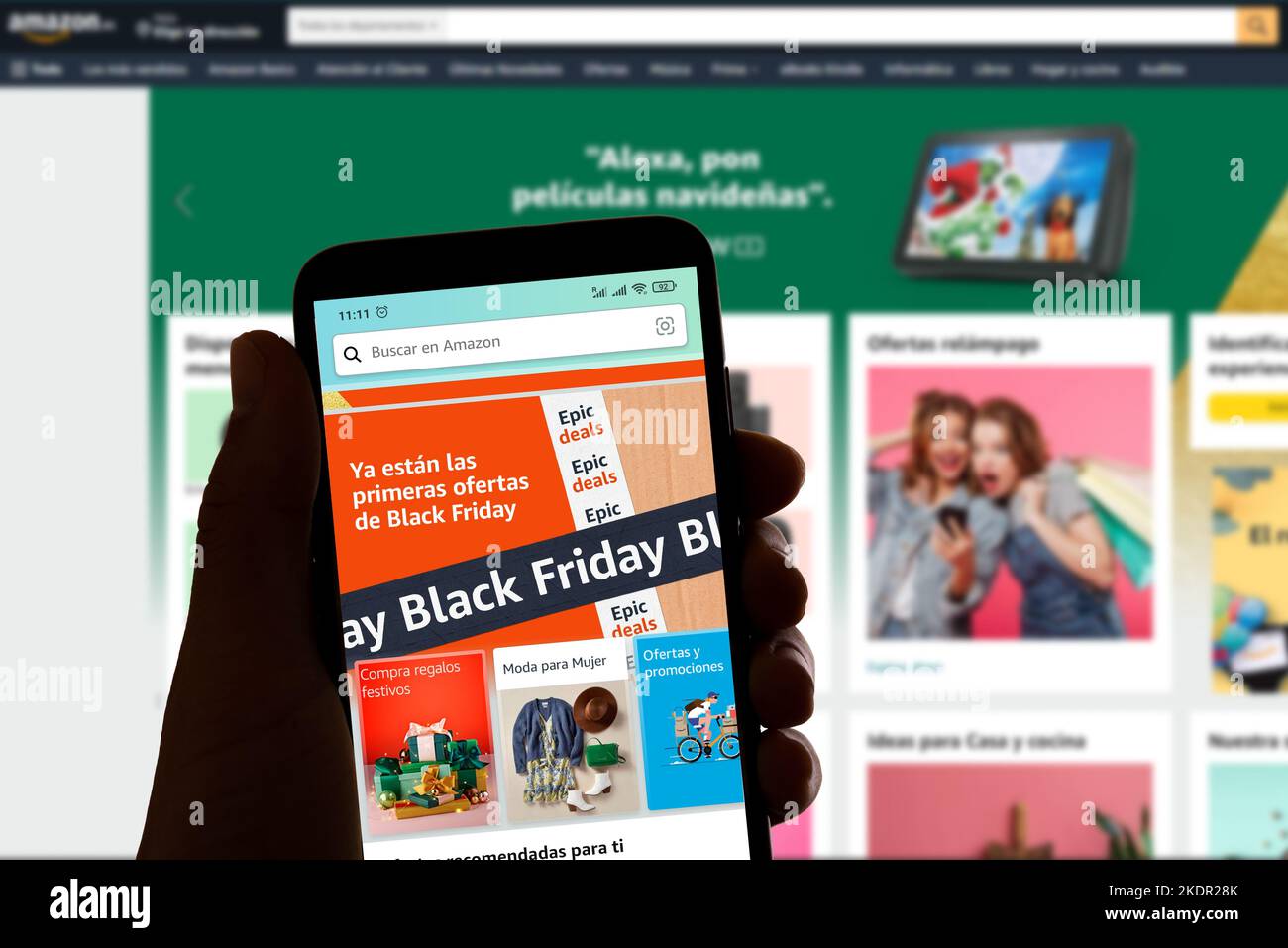 Barcellona, Spagna - 07 novembre 2022: In questa foto illustrazione la home page dell'app Amazon con un annuncio del Black Friday è visualizzata sul display di un Foto Stock