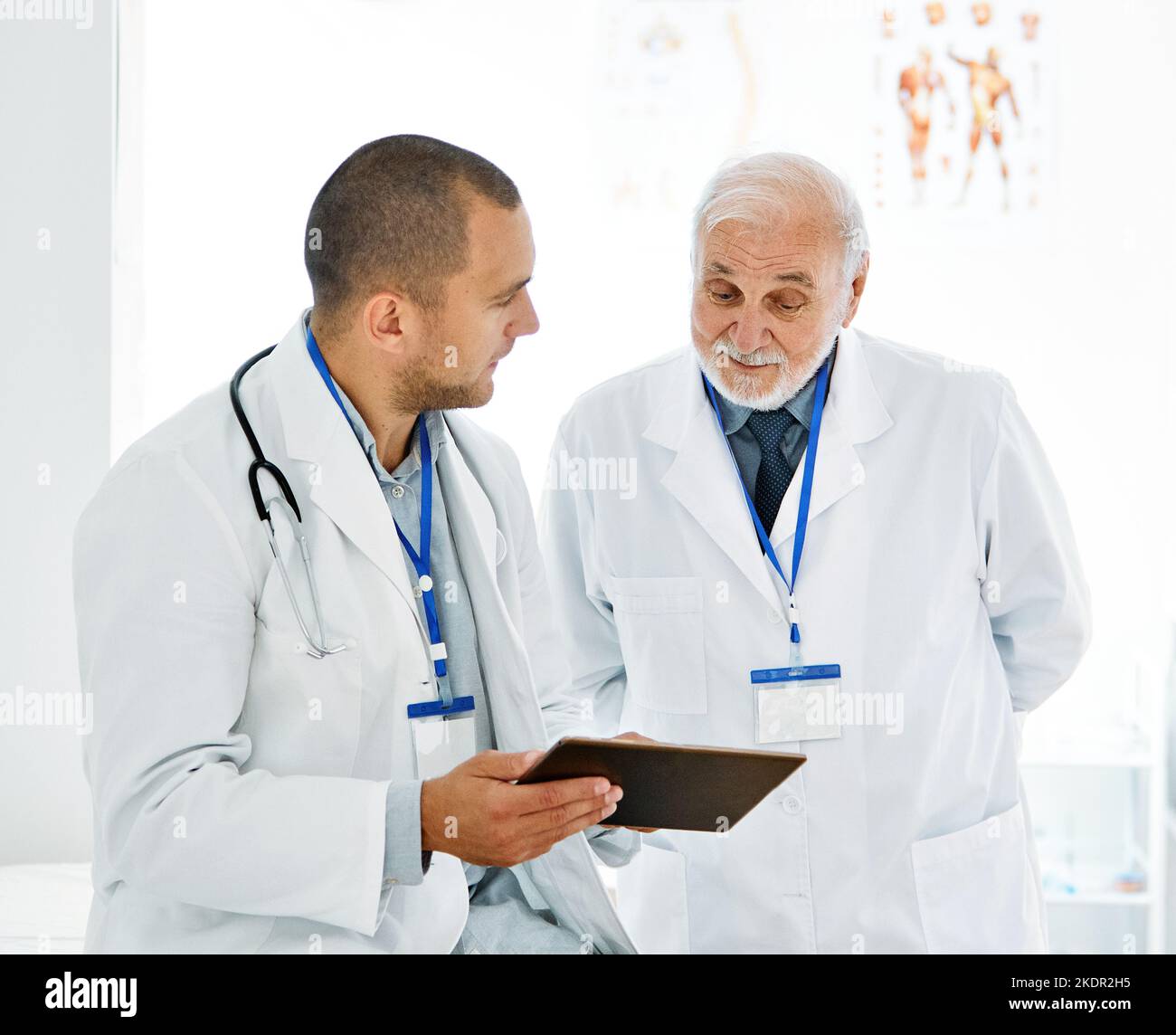 medico ospedale team medico salute medicina lavoro di squadra discussione clinica assistenza sanitaria riunione ufficio tablet anziani Foto Stock