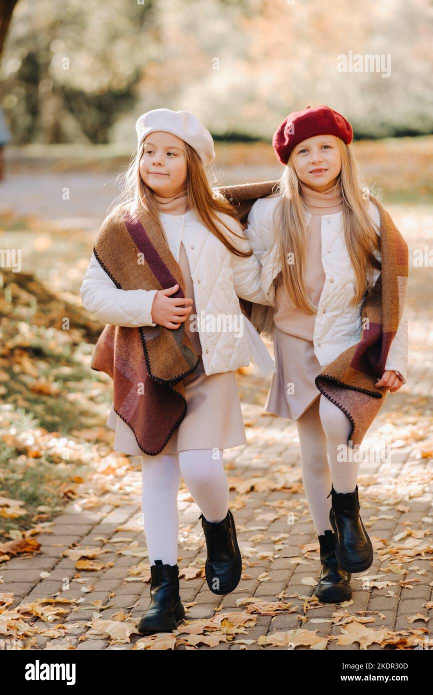 I bambini felici coccolano in un bellissimo parco autunnale Foto Stock
