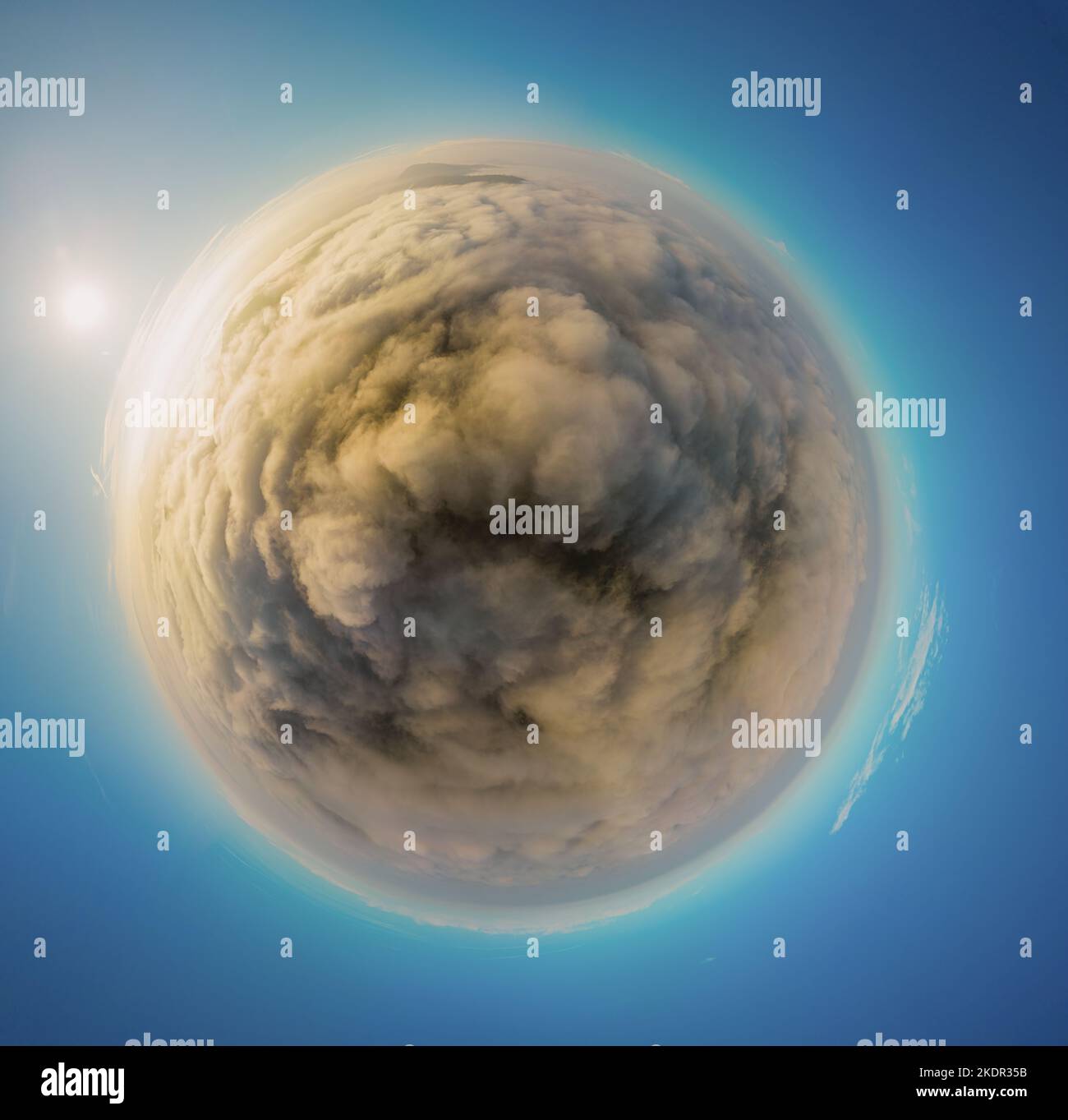 Piccolo panorama del pianeta da una vista aerea 360 di sopra le nuvole basse all'alba. Terra nuvolosa con il sole che sorge e il cielo blu. Foto Stock