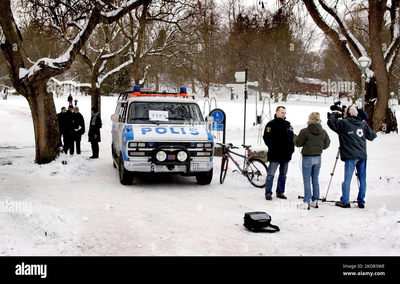 Nuove informazioni sui testimoni rendono la polizia ancora più interessata all'uomo che in precedenza era stato richiesto in relazione al doppio omicidio di Linköping, Svezia, in ottobre. Qui, la polizia di Linköping riceve consigli sull'incidente. Foto Stock