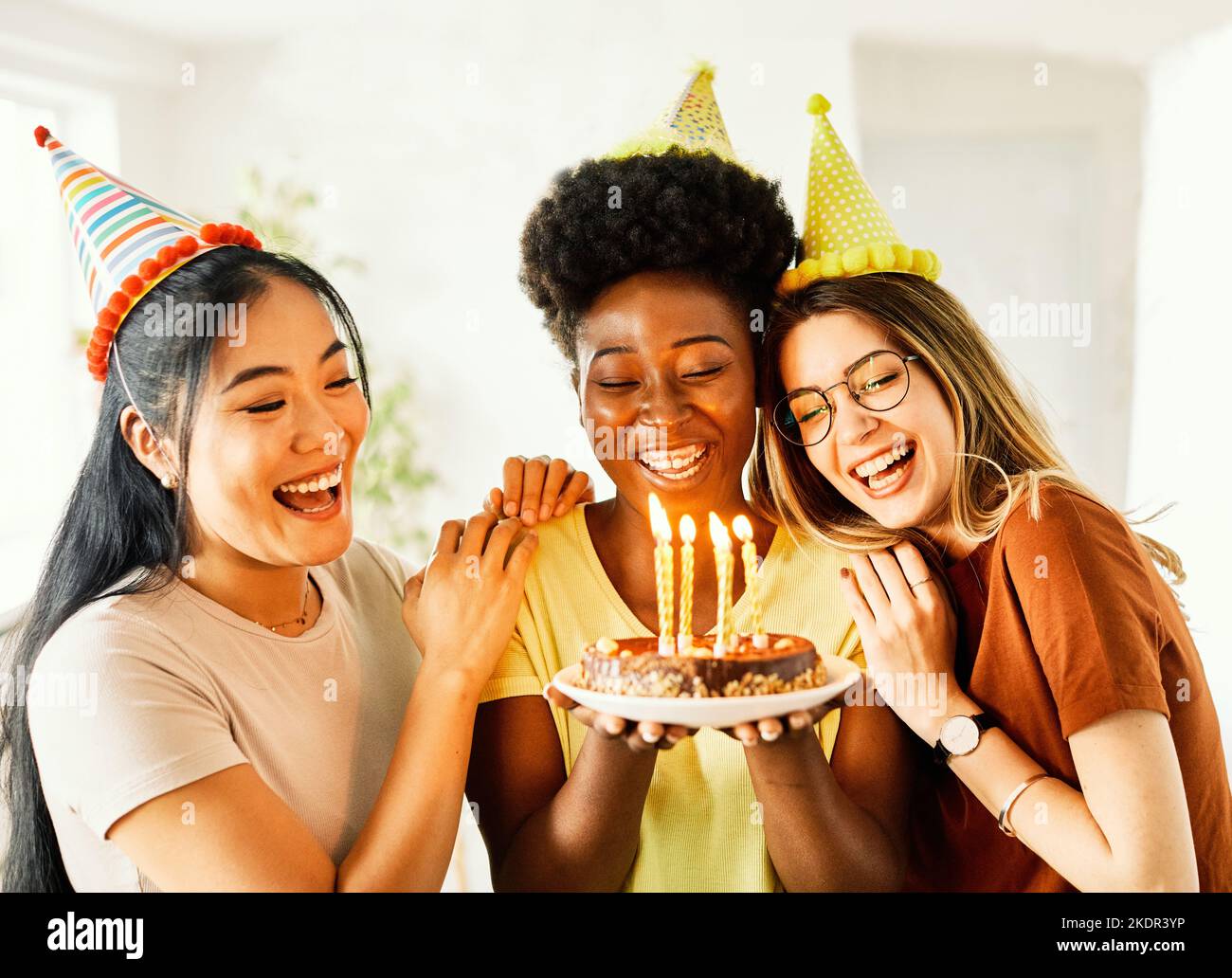 compleanno festa torta felice candela soffiare amicizia divertente amico donna casa sorridente lifestyle felice allegro Foto Stock