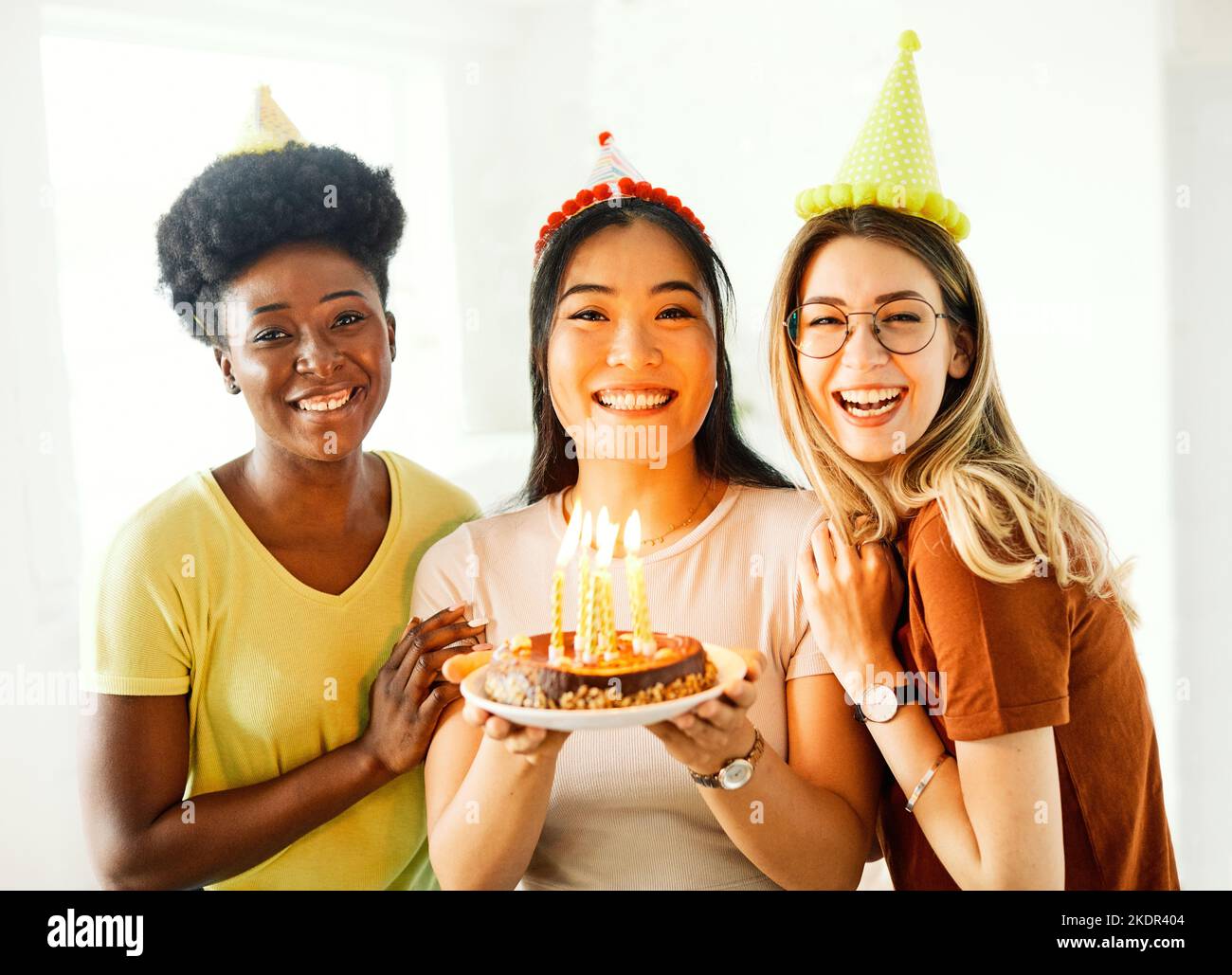 compleanno festa torta felice candela soffiare amicizia divertente amico donna casa sorridente lifestyle felice allegro Foto Stock