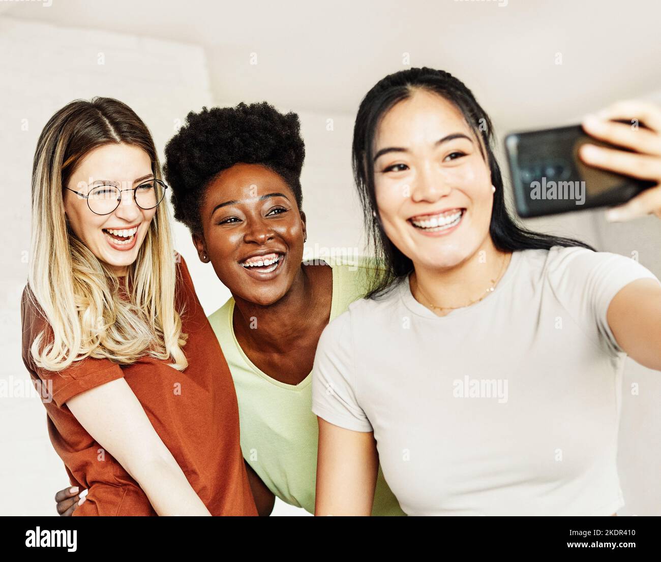 giovani adulti divertimento selfie amicizia amico felice insieme gruppo allegro sorridente diversità mista etnicità diversa nero asiatico africano americano Foto Stock