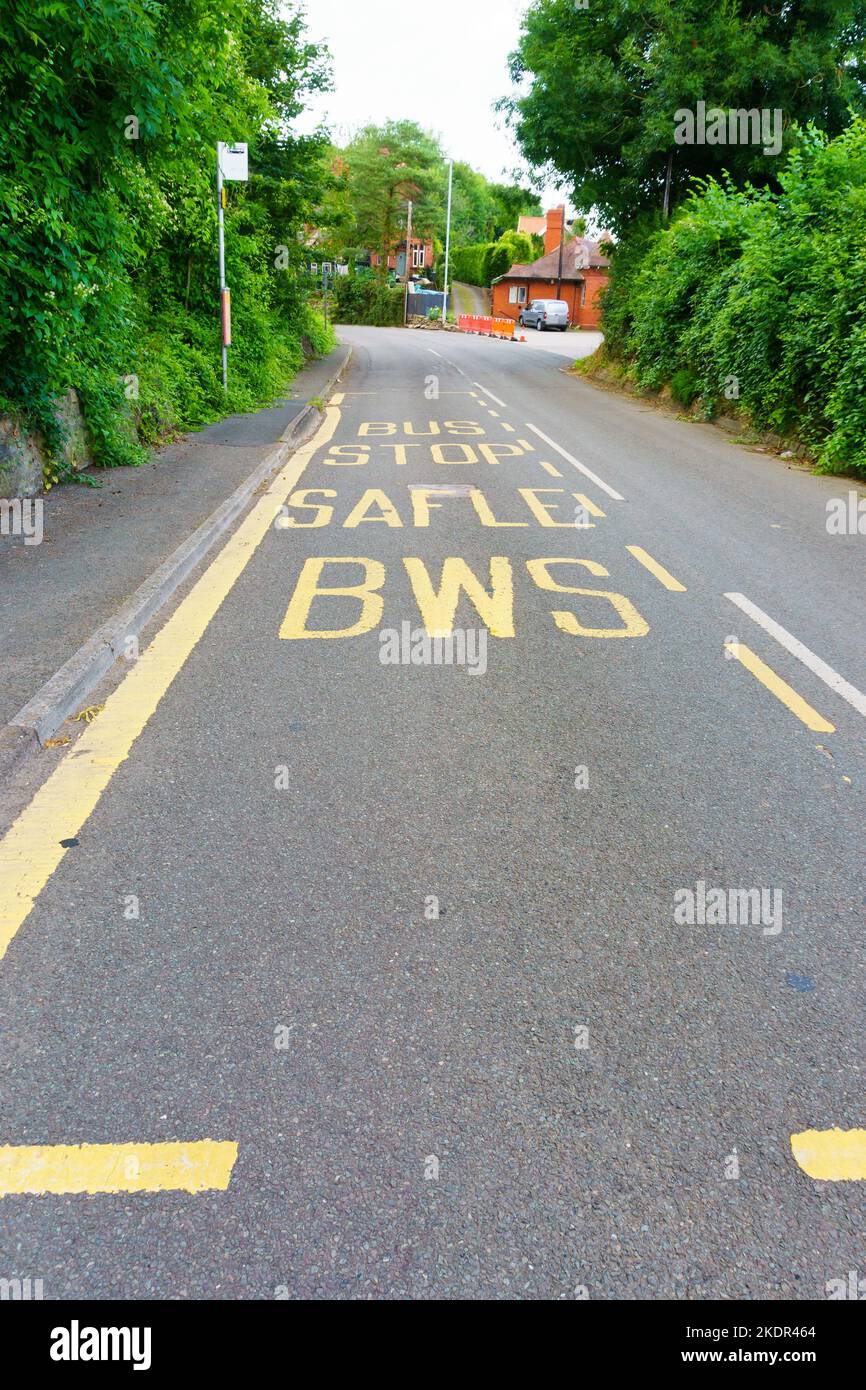 Indicazioni stradali bilingue in inglese e gallese alla fermata dell'autobus rurale in Galles, Regno Unito Foto Stock