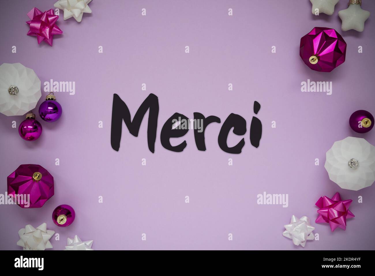 Viola Natale sfondo, testo francese merci significa grazie, piatto Lay Foto  stock - Alamy