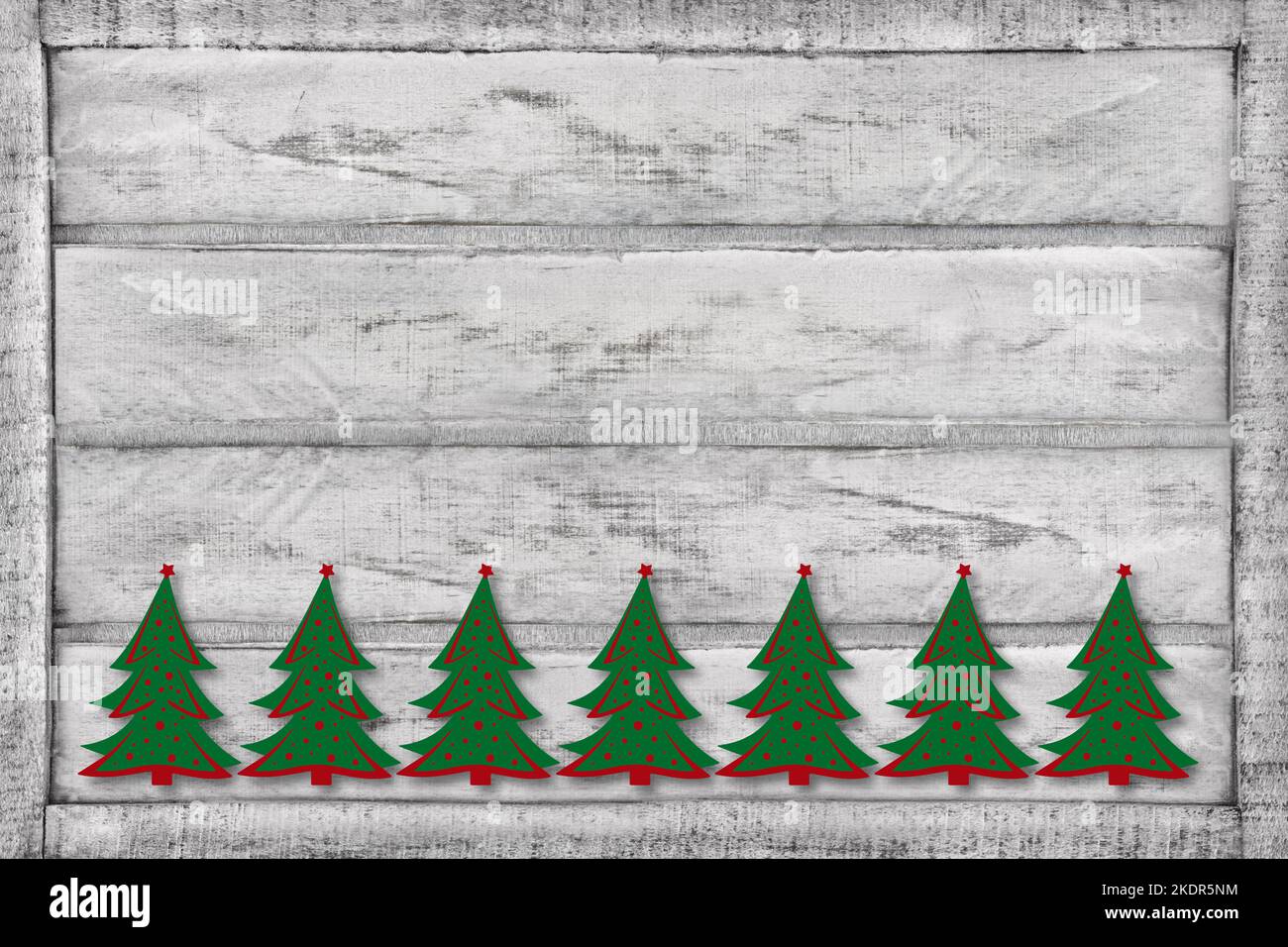 Sette alberi di Natale su sfondo di legno Foto Stock