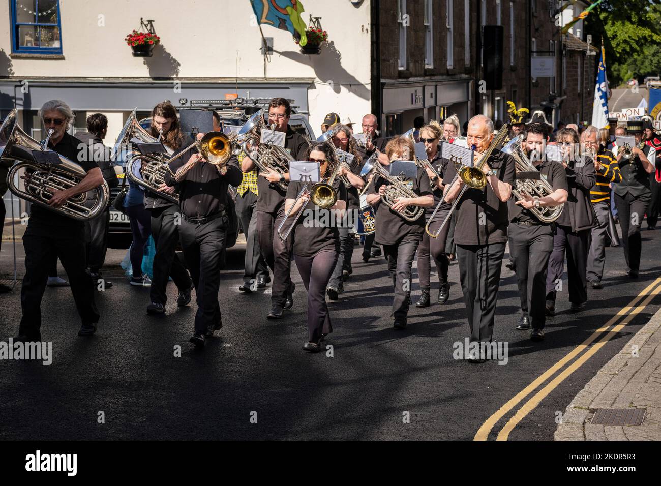 La Penzance Pensans Silver Band ha condotto la processione Civica il giorno di Mazey, parte del Festival di Golowan a Penzance, in Cornovaglia, nel Regno Unito. Foto Stock