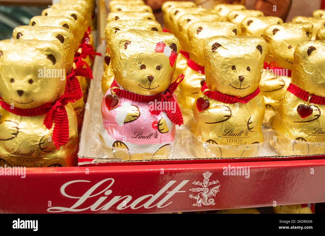Mosca, Russia, novembre 2020: Gli orsacchiotti al cioccolato Lindt in lamina d'oro e con un pendente a cuore rosso sono venduti in un supermercato. Foto Stock
