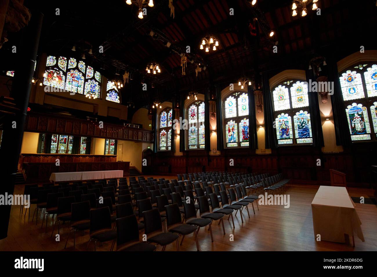 sala principale nella guildhall derry londonderry irlanda del nord regno unito Foto Stock