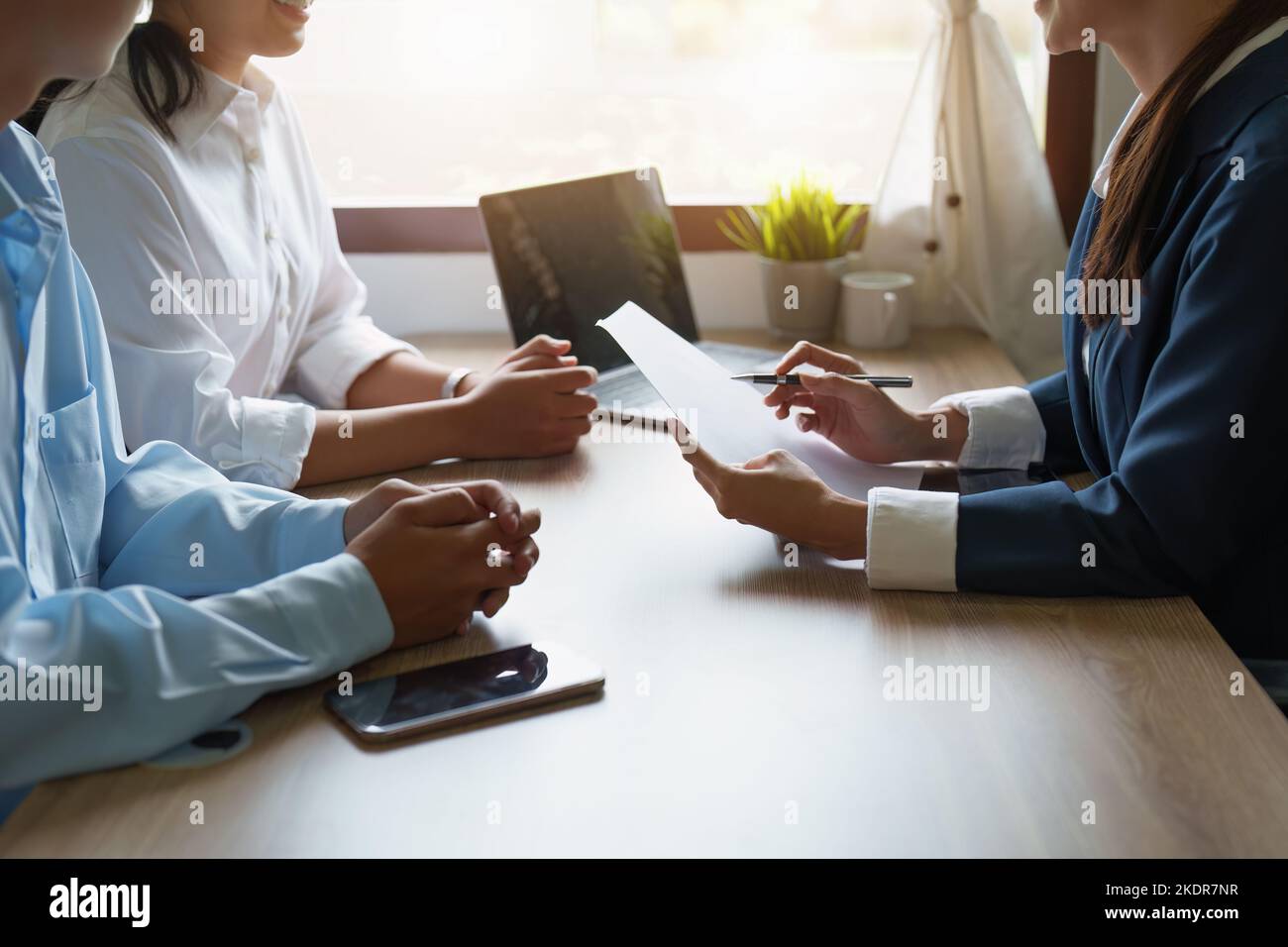 Le coppie si consultano con un rappresentante per pianificare un contratto assicurativo Foto Stock