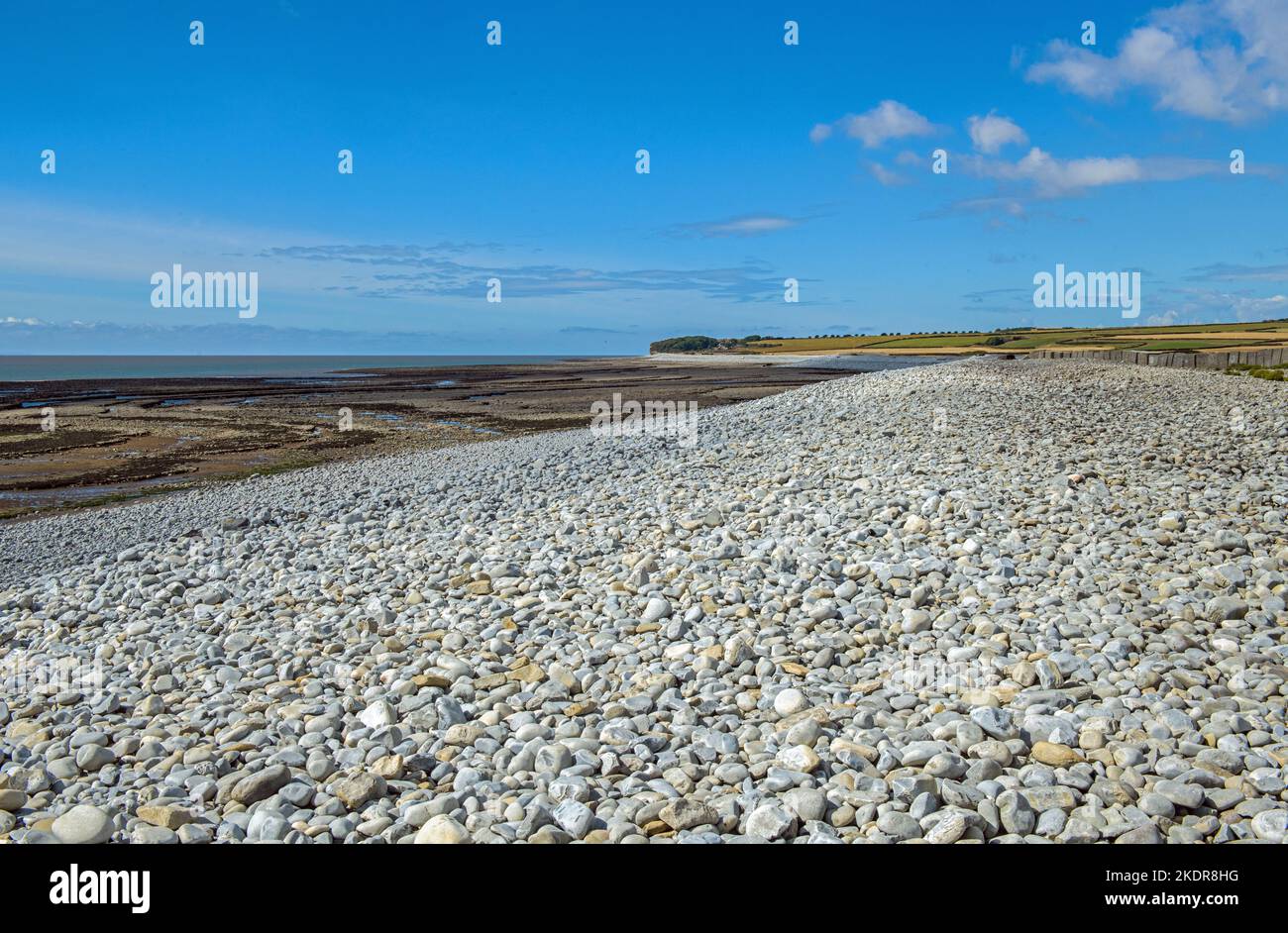 Aberthaw Beach, nota anche come Limmpert Bay, ad Aberthaw vale di Glamorgan, Galles del Sud, con ciottoli di calcare e blocchi anticarro nel mese di settembre Foto Stock Aberthaw Beach, nota anche come Limmpert Bay, ad Aberthaw vale di Glamorgan, Galles del Sud, con ciottoli di calcare e blocchi anticarro nel mese di settembre Foto Stock