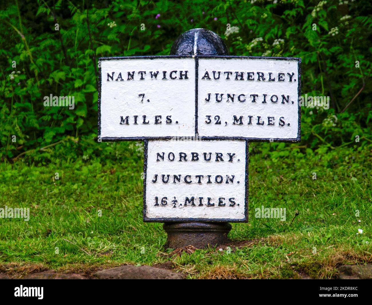 Segnale in ghisa sul canale Shropshire Union vicino a Audlem in Inghilterra che mostra la distanza da Nantwich, Autherley Junction e Norbury Junction Foto Stock