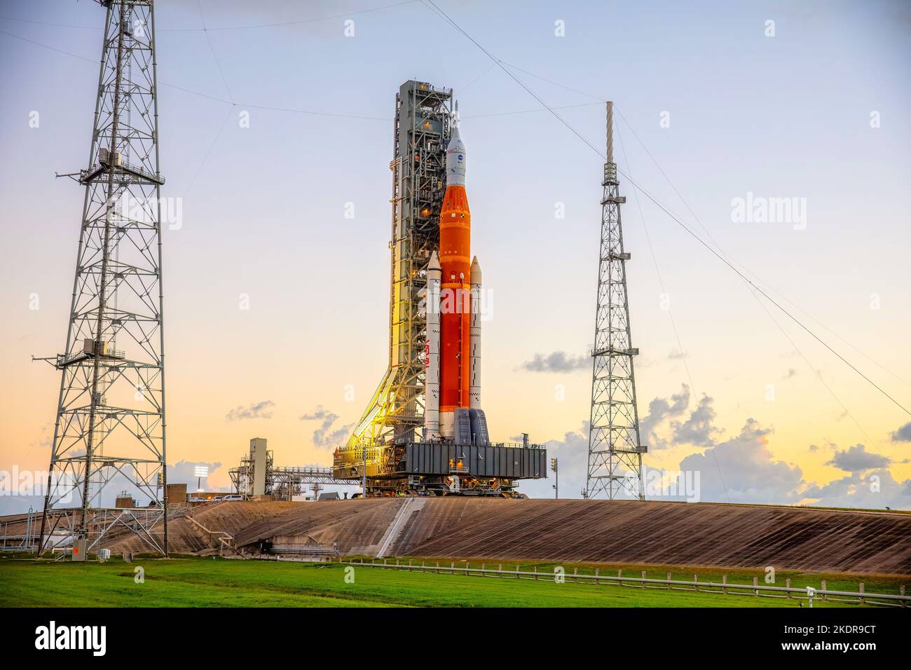 Artemis i razzo con il veicolo spaziale Orion. Per indicazioni sull'utilizzo della NASA: https://www.nasa.gov/multimedia/guidelines/index.html Foto Stock