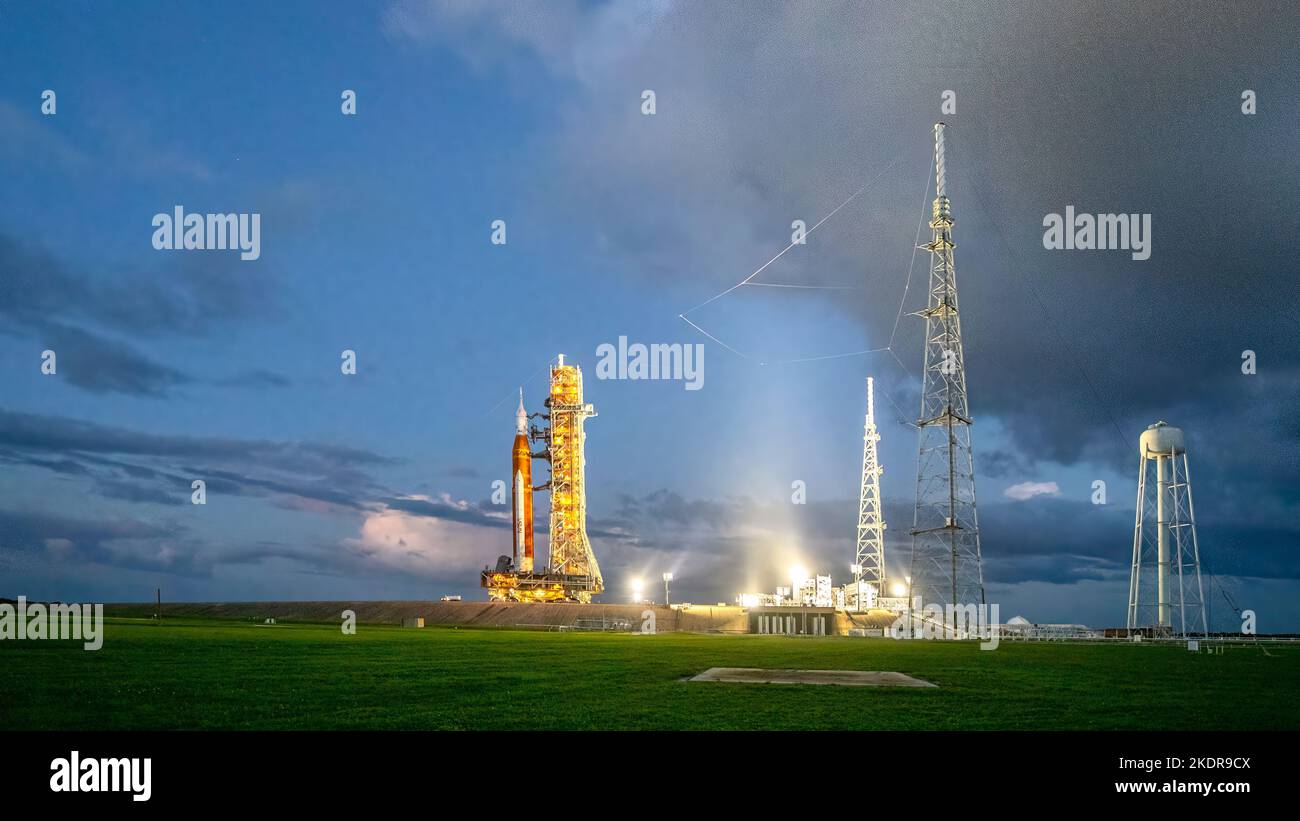 Artemis i razzo con il veicolo spaziale Orion. Per indicazioni sull'utilizzo della NASA: https://www.nasa.gov/multimedia/guidelines/index.html Foto Stock