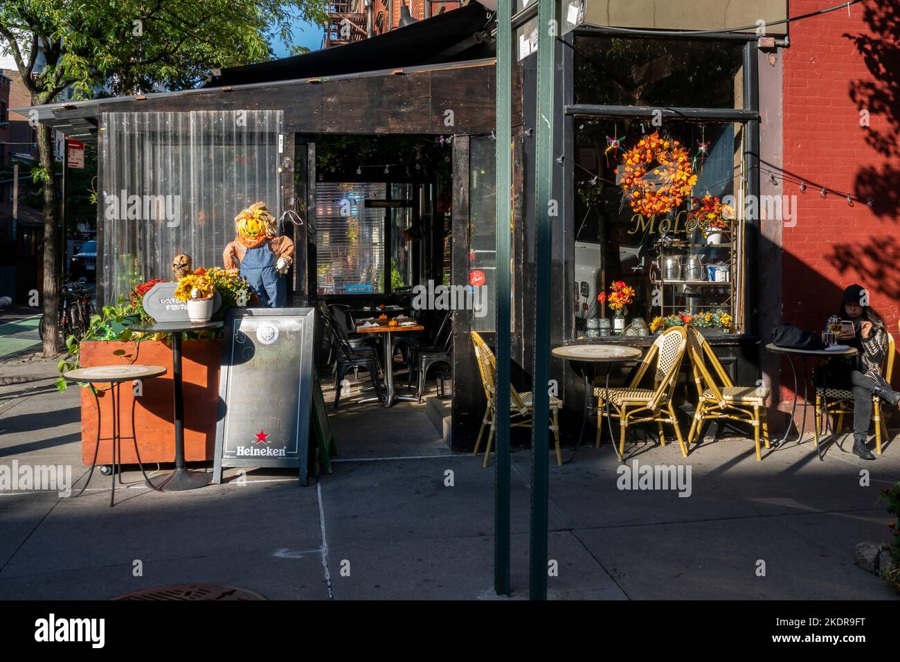 Mostra di Halloween all'esterno di un ristorante nel quartiere Greenwich Village di New York venerdì 21 ottobre 2022. Supermercati, alimentari e ristoranti si sono adattati per l'assalto stagionale di Halloween ossessionati consumatori. (© Richard B. Levine) Foto Stock