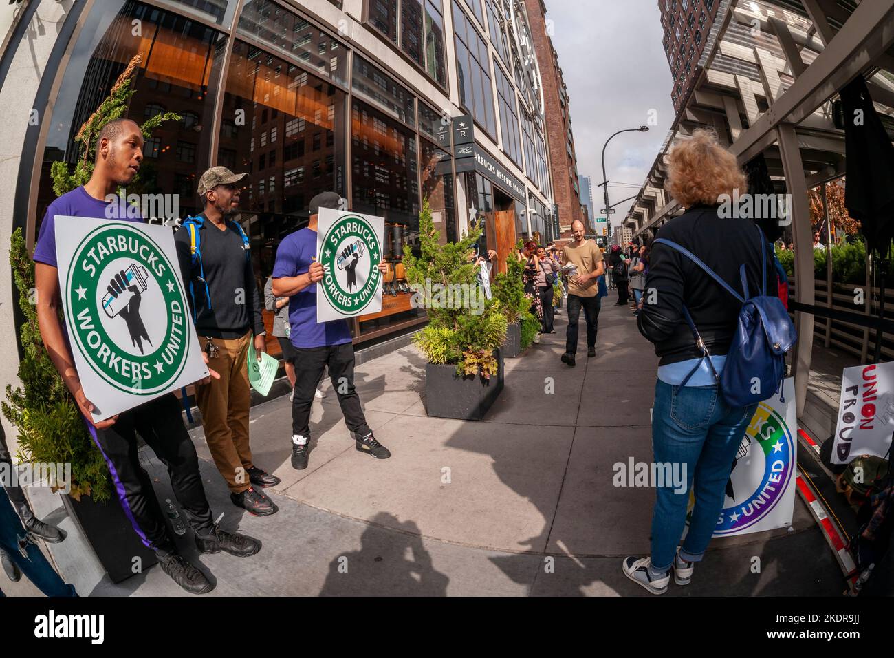 I lavoratori Starbucks, i membri dei lavoratori Uniti e i loro sostenitori picket la padronanza Starbucks Reserve nel quartiere Chelsea di New York Mercoledì, 26 ottobre 2022. I lavoratori colpiscono su problemi di salute e sicurezza, tra cui cimici e muffa in una macchina per il ghiaccio che non sono attrezzati per rimediare adeguatamente. (© Richard B. Levine) Foto Stock