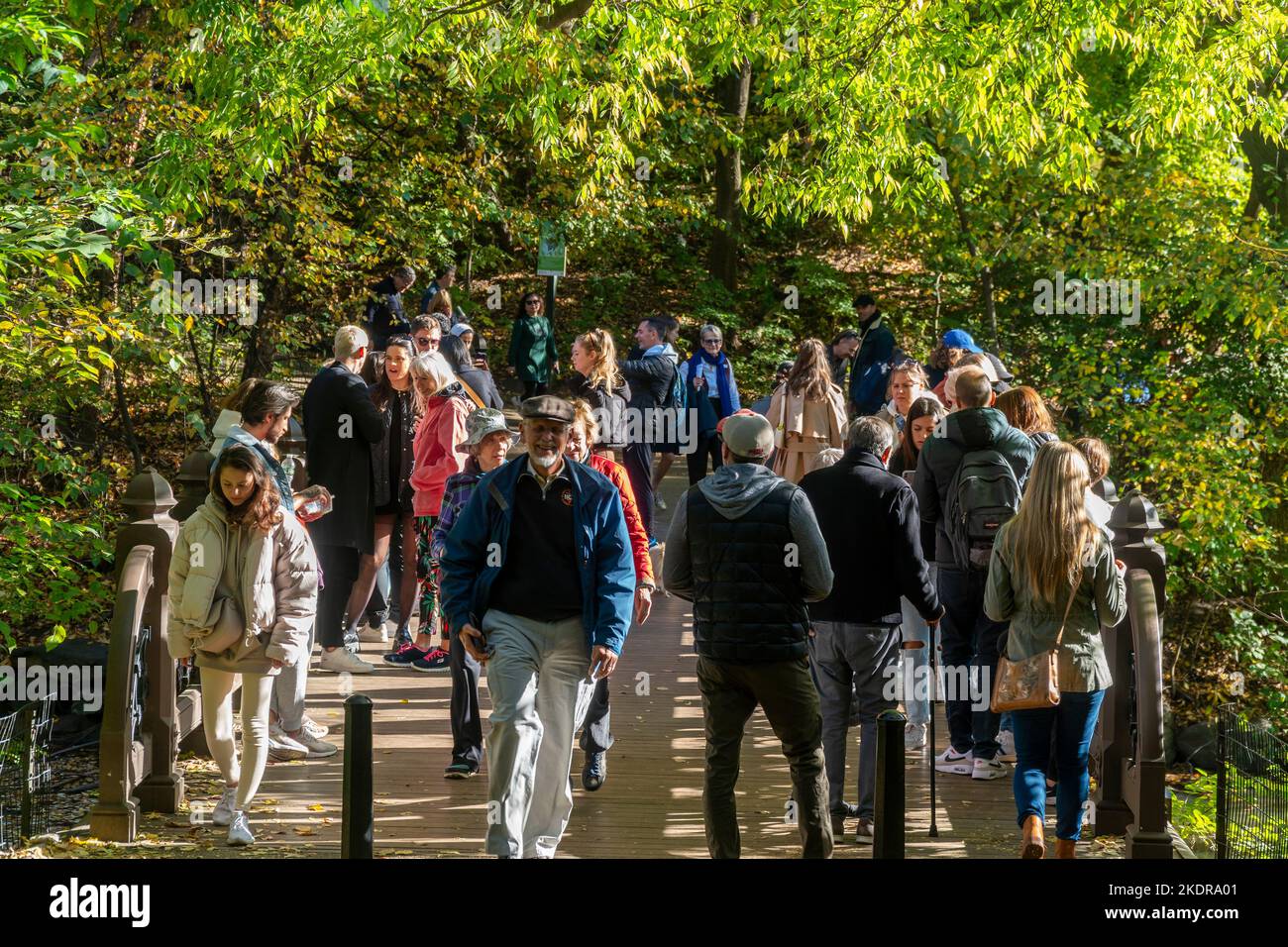 Orde di visitatori scendono a Central Park a New York in un soleggiato autunno Sabato, 29 ottobre 2022 partecipare a varie attività tra cui il peeping foglia. (© Richard B. Levine) Foto Stock