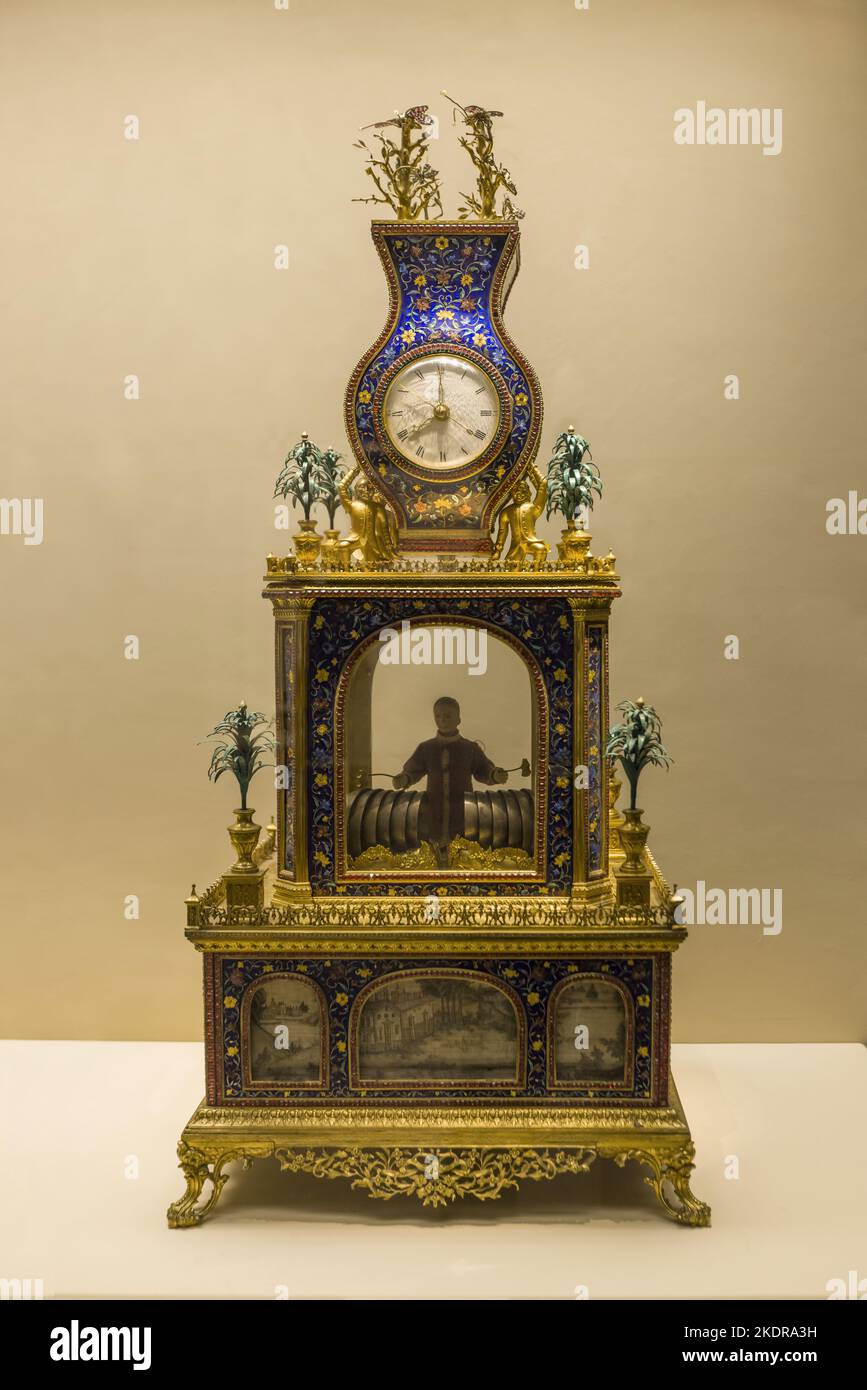 Palazzo della dinastia qing oro-placcato rame intarsio smaltato orologio tipo bottiglia Foto Stock