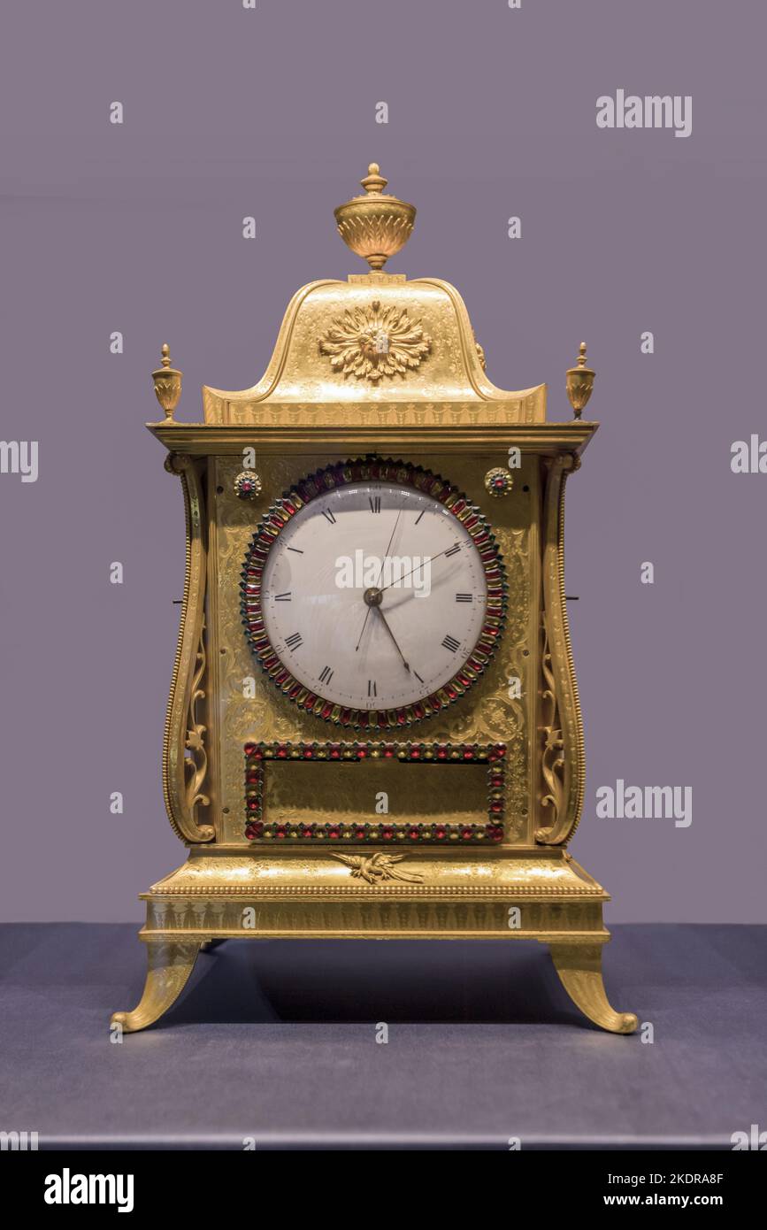 Il Museo del Palazzo nel 18th ° secolo British oro placcato orologio ascensore acqua in rame Foto Stock