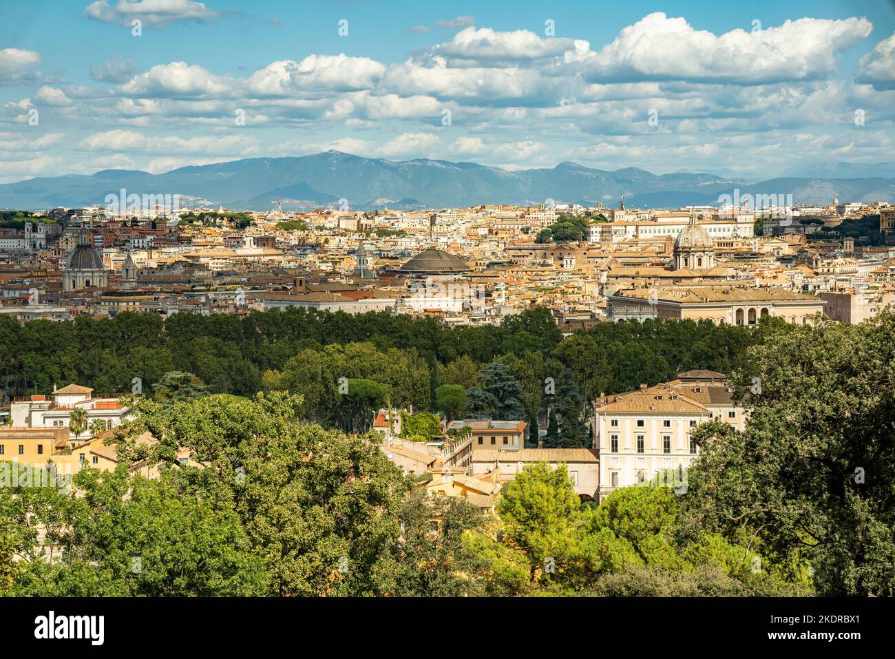 Vista su Roma dalla terrazza del Belvedere del Gianicolo. Il Gianicolo italiano: Gianicolo occasionalmente chiamato il colle Gianicolo, è una collina nella parte occidentale di Roma. Foto Stock