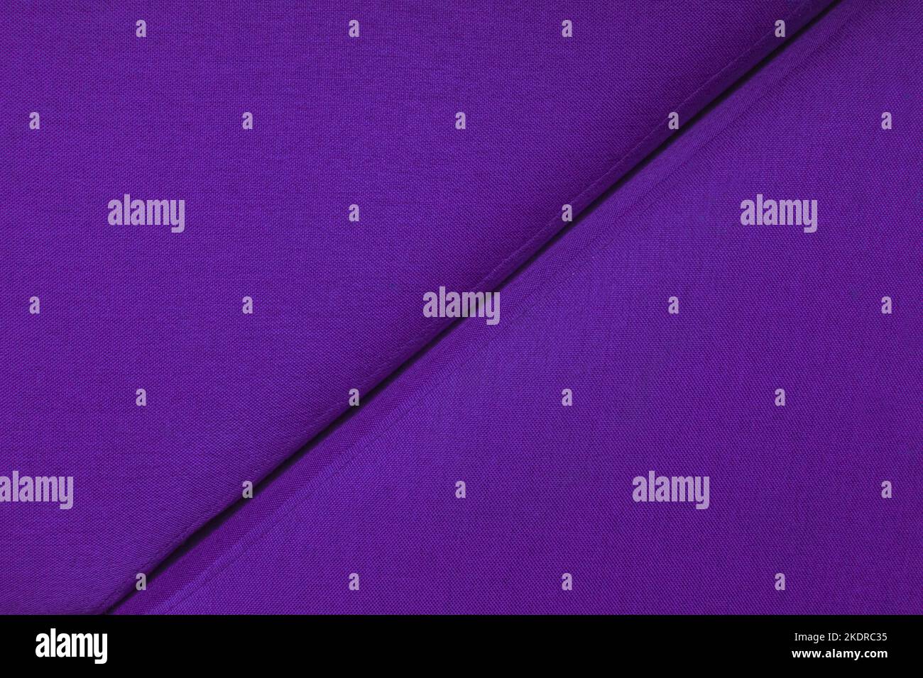 Linea dettaglio oggetto design elemento bordo parte divano primo piano materiale lilla viola. Foto Stock