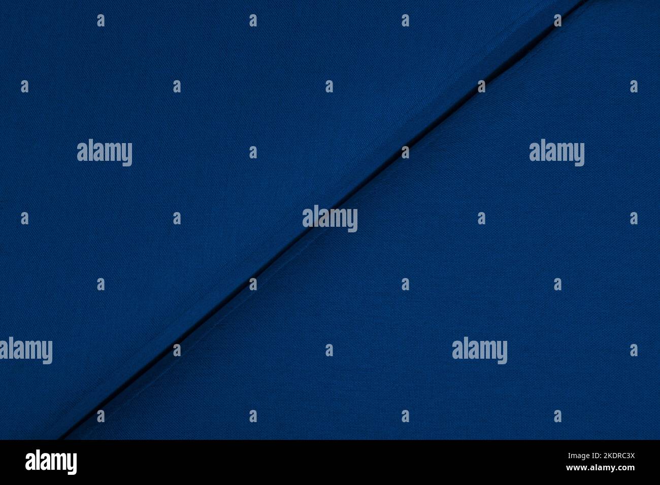 Linea dettaglio oggetto design elemento bordo parte divano primo piano materiale blu. Foto Stock