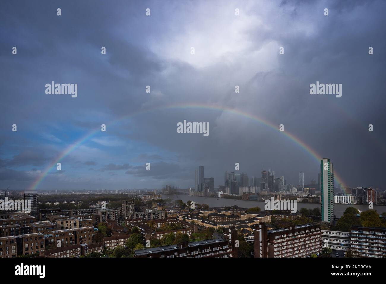Londra, Regno Unito. 8th Novembre 2022. UK Weather: Un enorme arcobaleno si rompe sugli edifici del parco commerciale di Canary Wharf a est di Londra durante i pesanti downpours in corso. Credit: Guy Corbishley/Alamy Live News Foto Stock