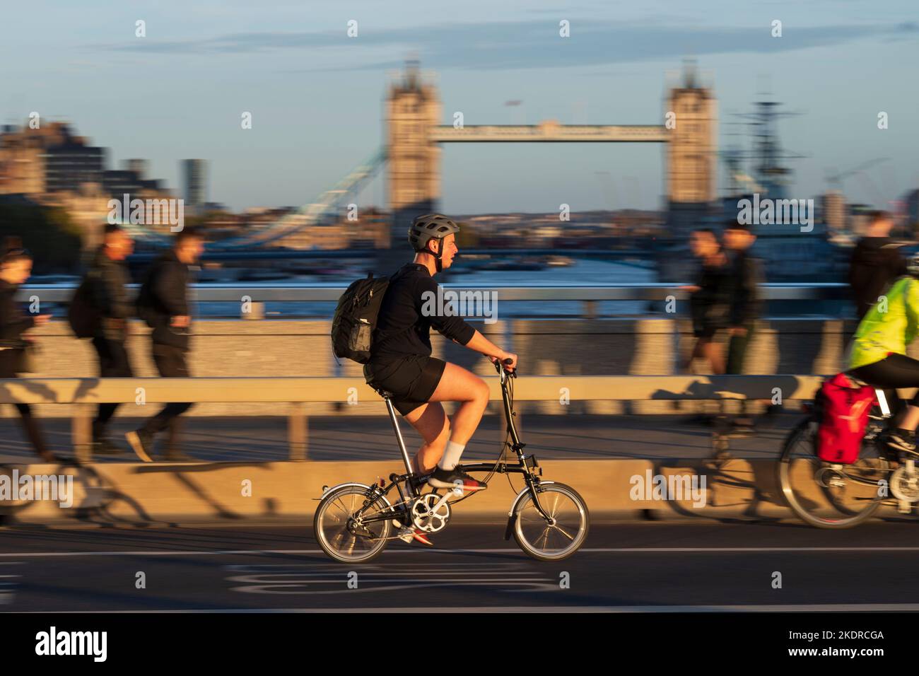 Un uomo che guida una bicicletta pieghevole Brompton sul London Bridge, Londra, Regno Unito. 28 Ott 2022 Foto Stock
