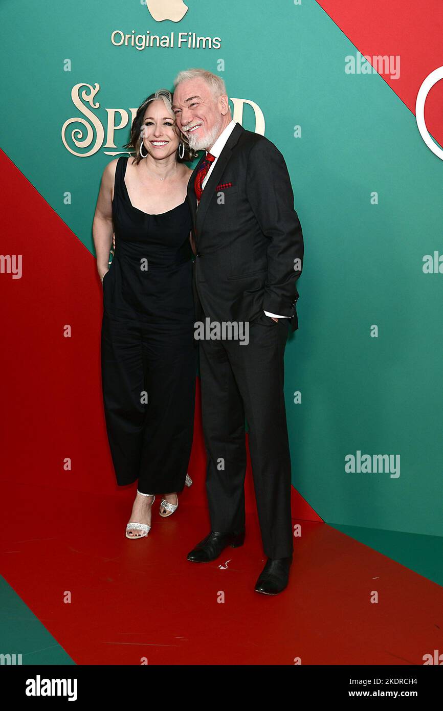 Paige Davis e il marito Patrick Page partecipano alla prima di Apple Original Film 'Spirited' il 7 novembre 2022 ad Alice Tully Hall a New York, New York, USA. Robin Platzer/ Twin Images/ SIPA USA Foto Stock