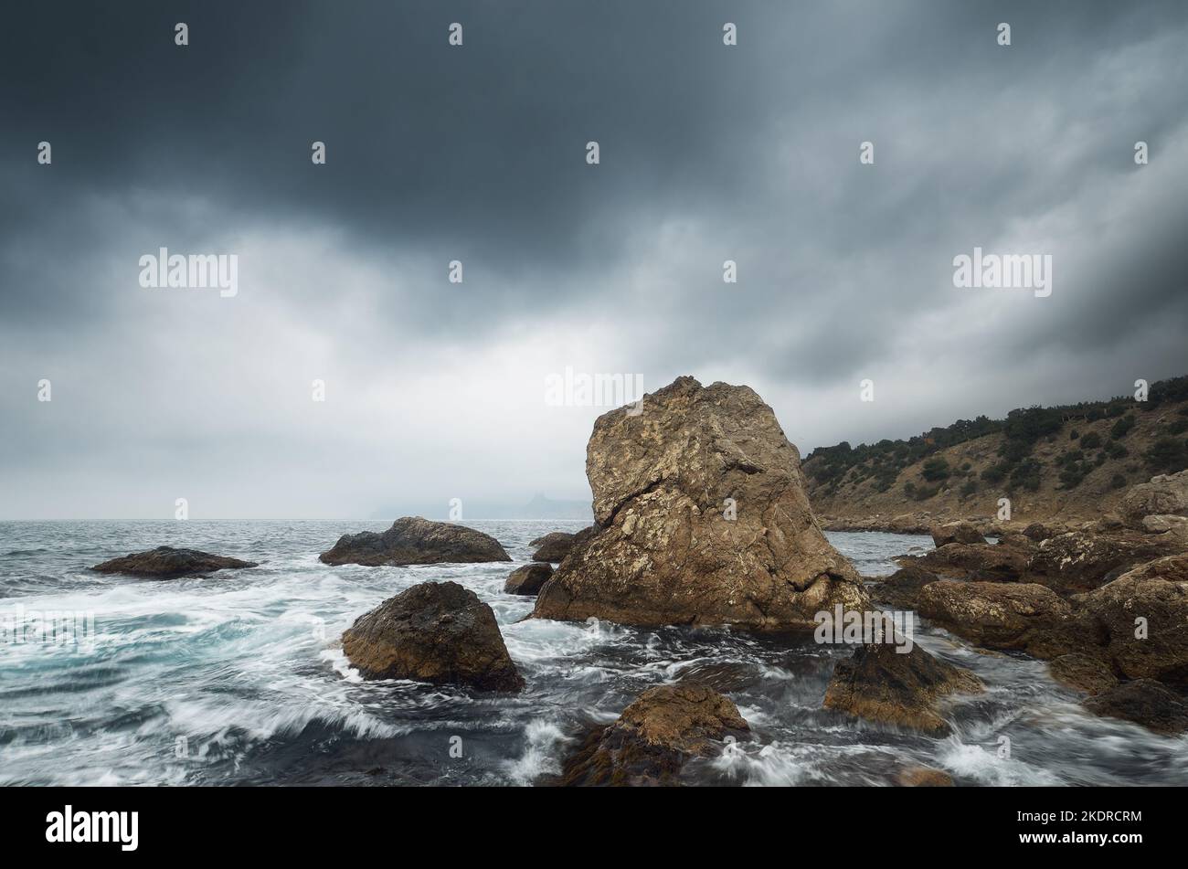 Paesaggio marino con il tempo drammatico giorno coperto. Crimea, Ucraina, Europa Foto Stock