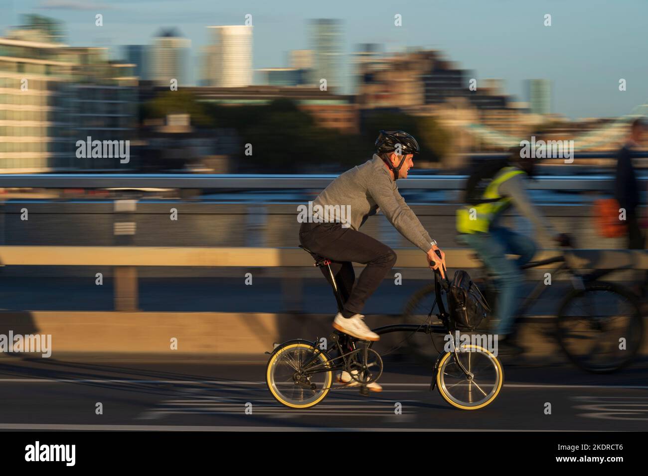 Un uomo che guida una bicicletta pieghevole Brompton sul London Bridge, Londra, Regno Unito. 28 Ott 2022 Foto Stock