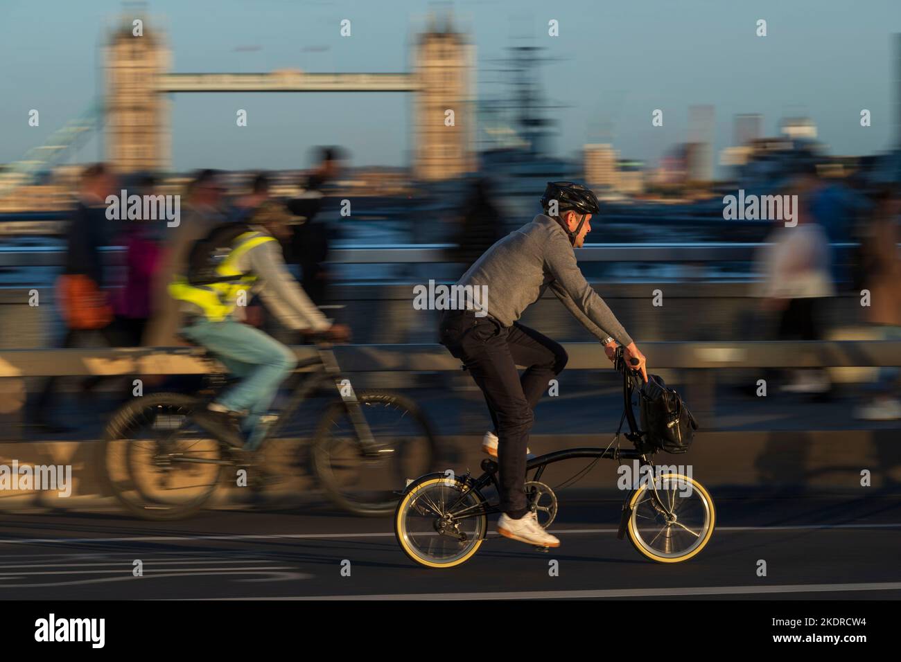 Un uomo che guida una bicicletta pieghevole Brompton sul London Bridge, Londra, Regno Unito. 28 Ott 2022 Foto Stock