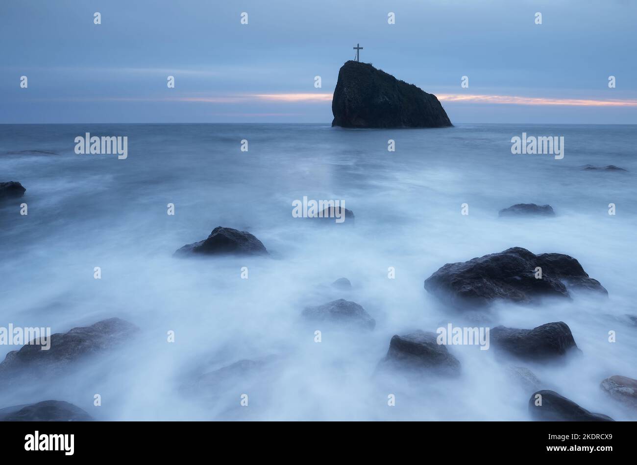 Mare con roccia con croce. Esposizione lunga. Rock St. Fenomeni, Crimea, Ucraina, Europa Foto Stock