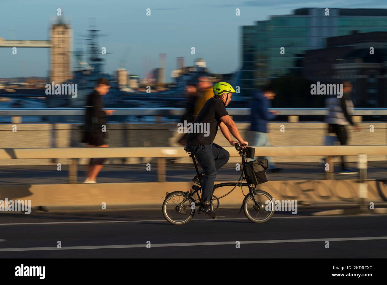 Un uomo che guida una bicicletta pieghevole Brompton sul London Bridge, Londra, Regno Unito. 28 Ott 2022 Foto Stock