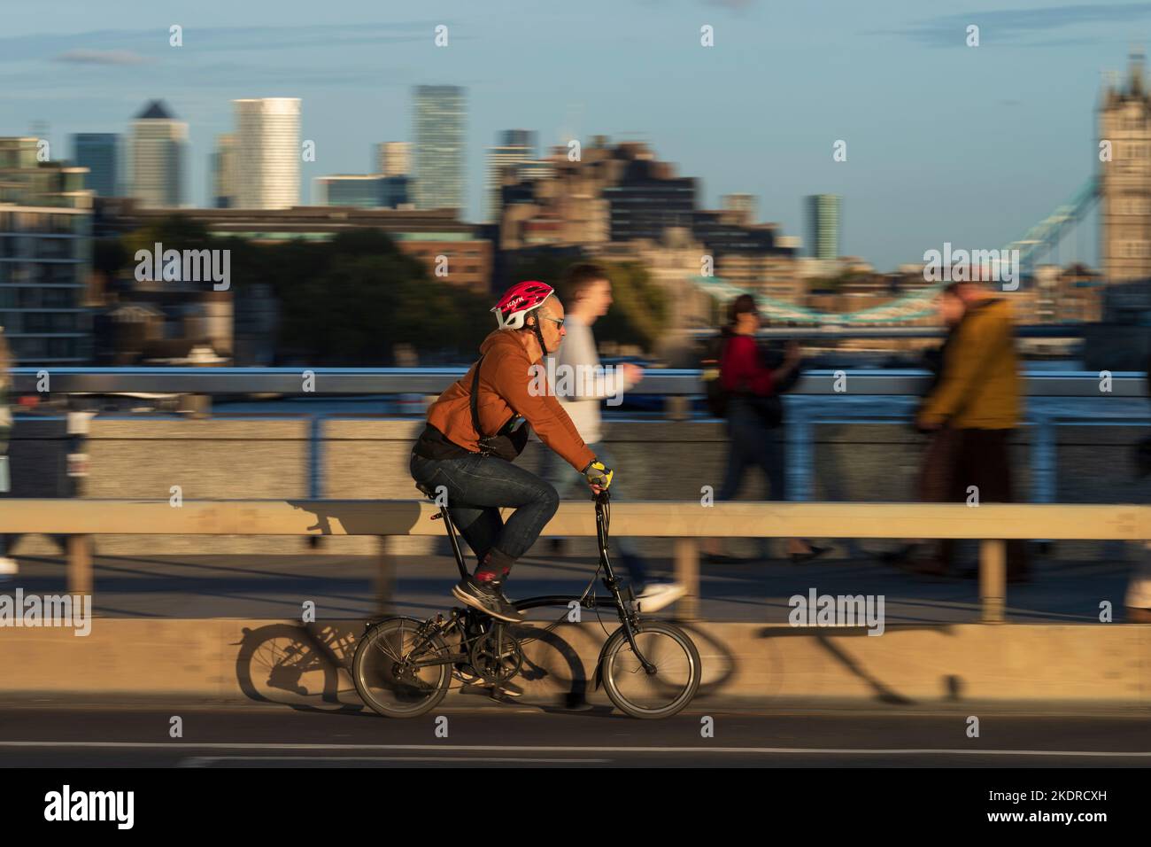 Un uomo che guida una bicicletta pieghevole Brompton sul London Bridge, Londra, Regno Unito. 28 Ott 2022 Foto Stock
