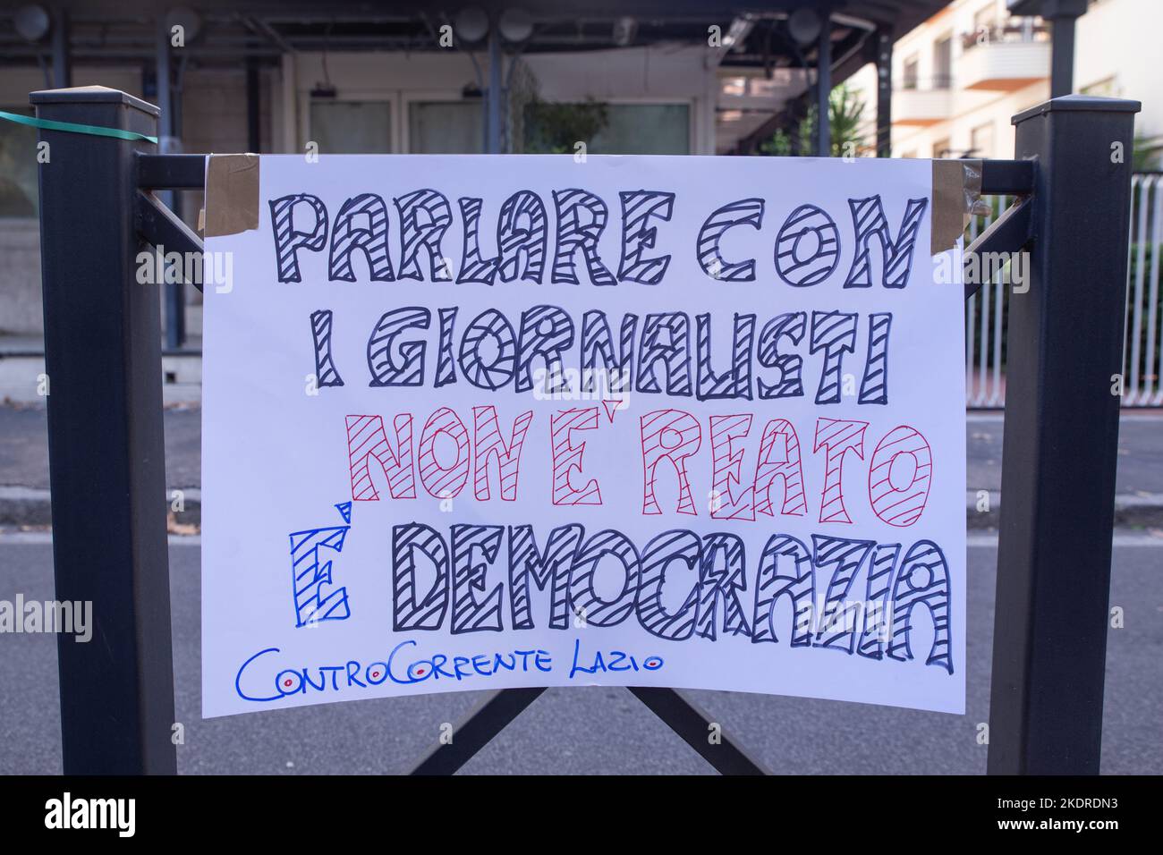 Roma, Italia. 8th Nov 2022. Sit-in organizzato da giornalisti italiani in Piazzale Clodio di fronte all'ingresso del Tribunale di Roma. (Credit Image: © Matteo Nardone/Pacific Press via ZUMA Press Wire) Foto Stock