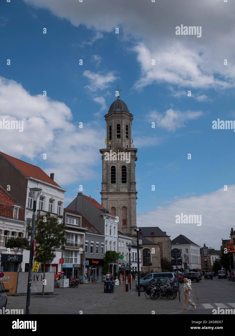 Lokeren, Belgio, 27 agosto 2022, la Chiesa di San Lorenzo nella piazza della chiesa di Lokeren in Belgio Foto Stock