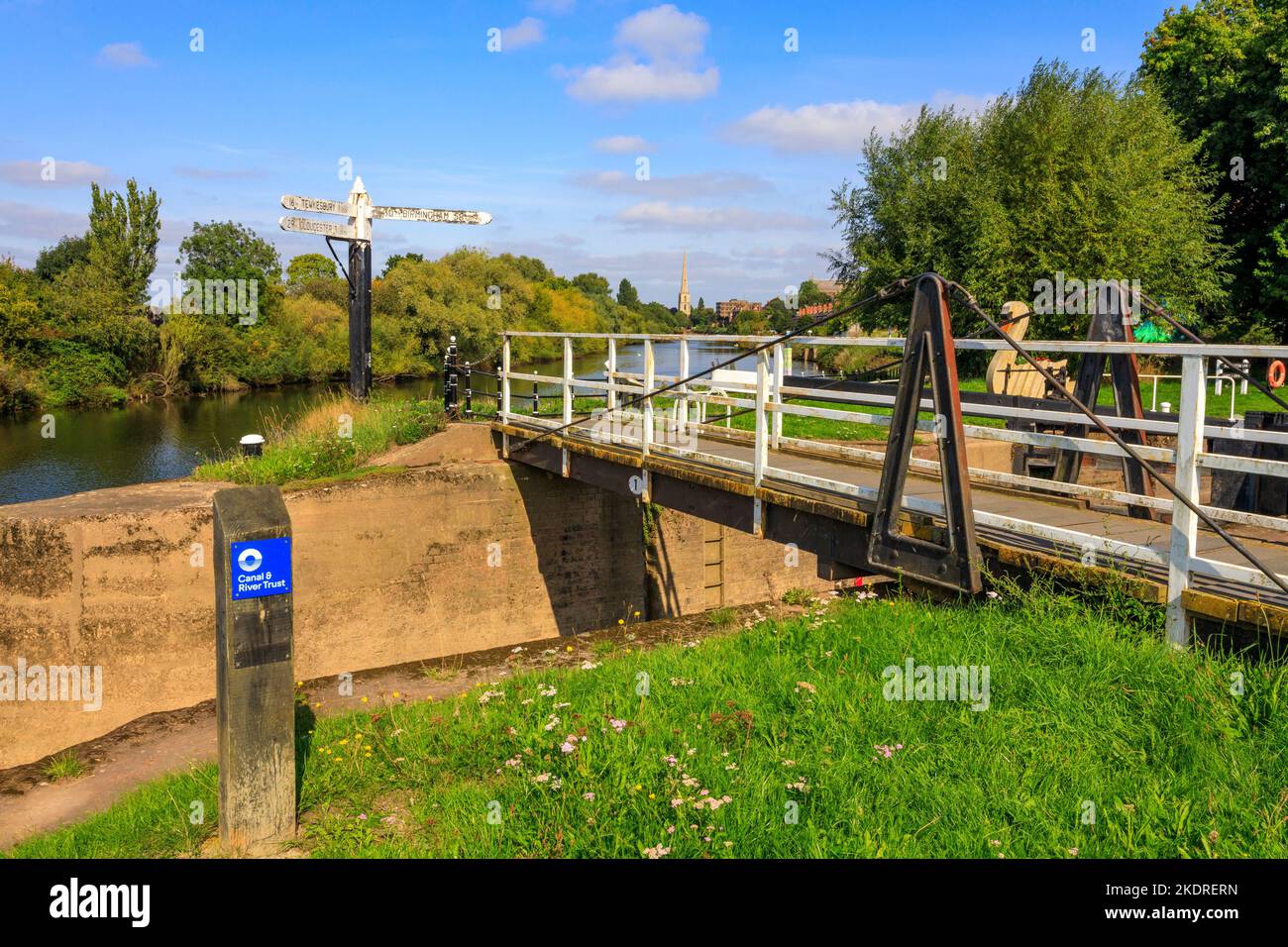 Uno storico cartello fluviale all'ingresso di Diglis Locks e Worcester attracca sul fiume Severn, Worcester, Worcestershire, Inghilterra, Regno Unito Foto Stock
