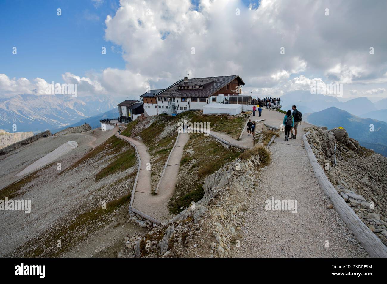 CORTINA D'AMPEZZO, 9 SETTEMBRE 2021 - Vista del rifugio Lagazuoi nelle Dolomiti vicino Cortina D'Ampezzo. Foto Stock